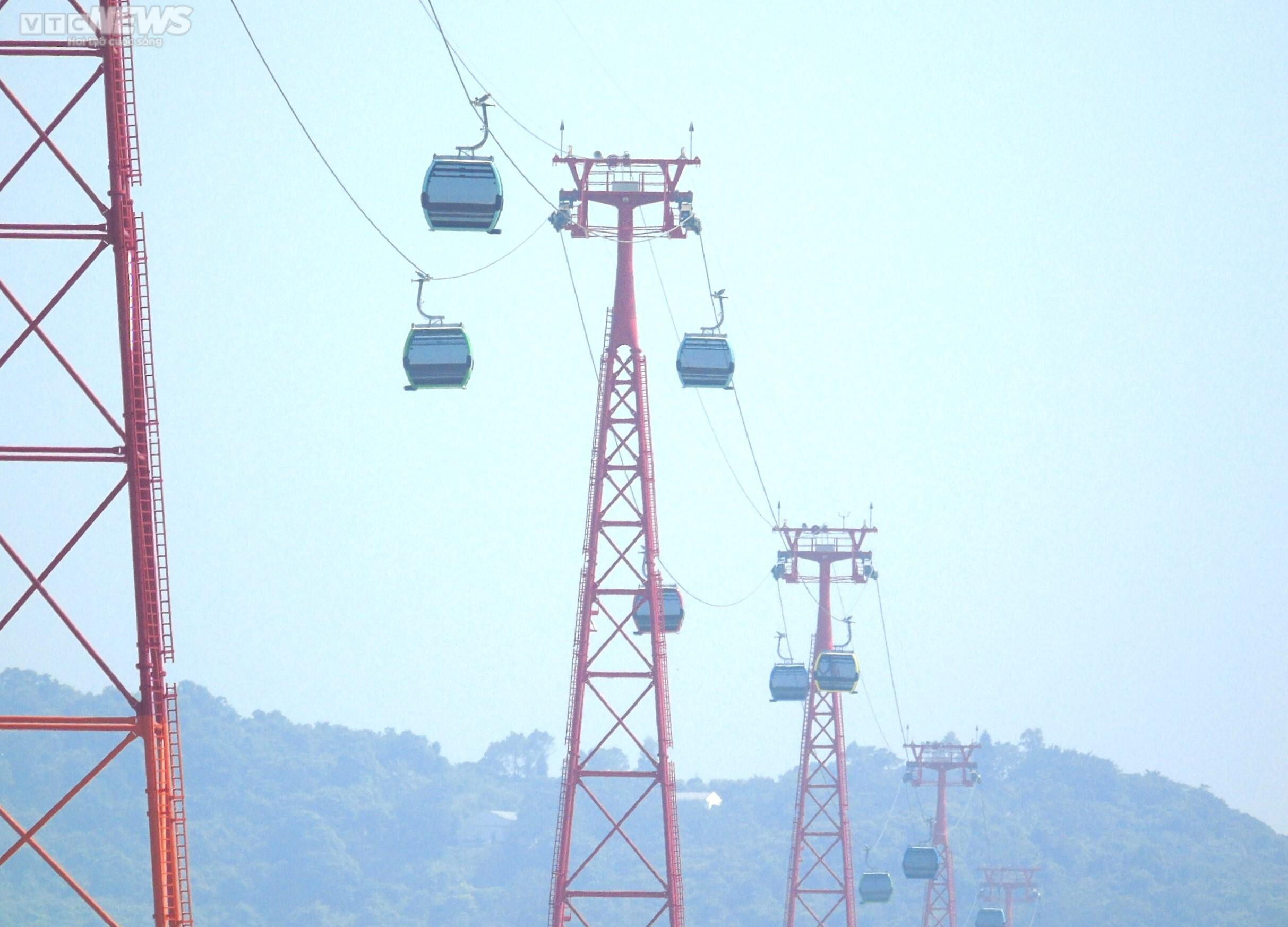 Cận cảnh cáp treo vượt biển dài nhất Bắc Trung Bộ - 8