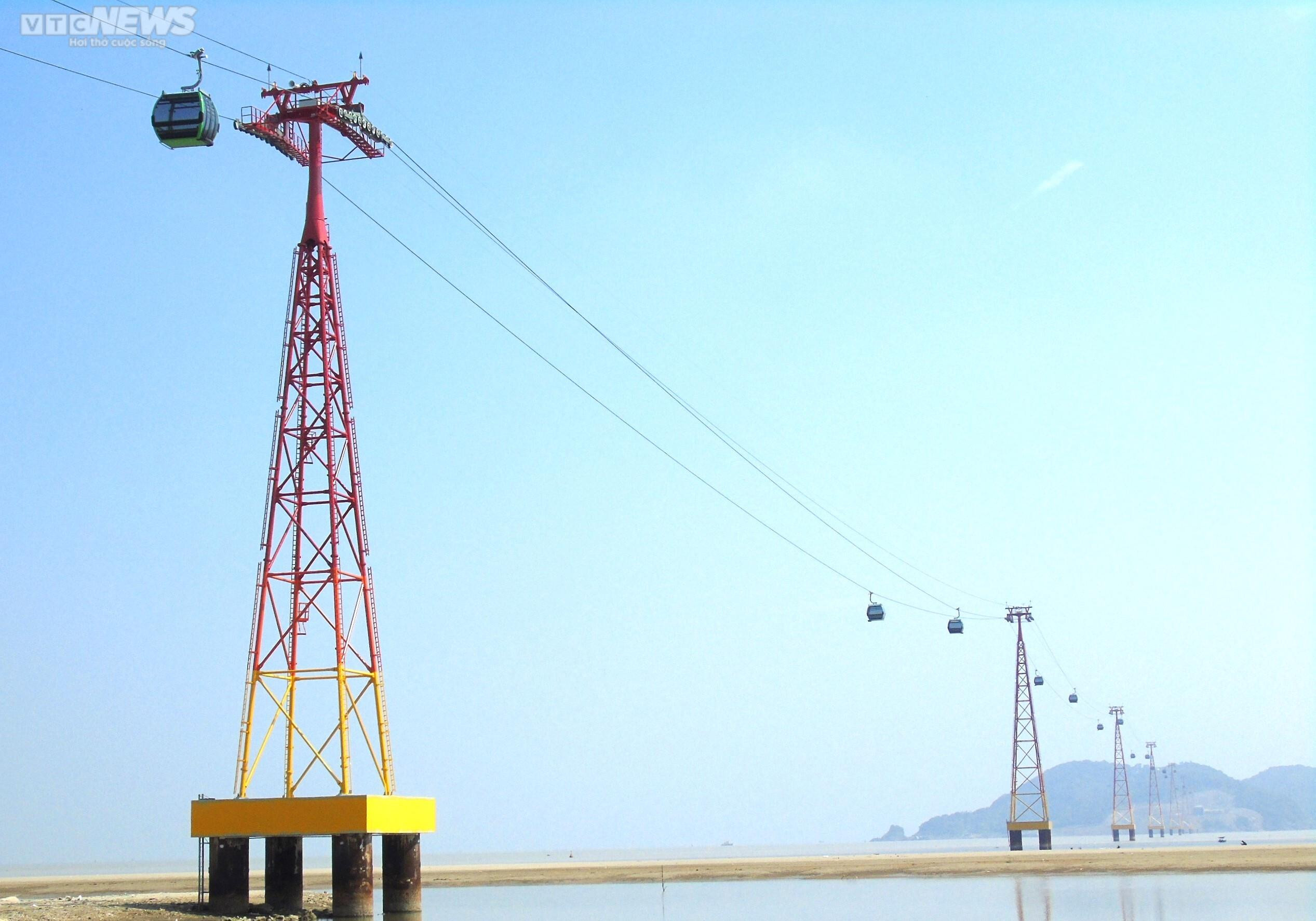 Cận cảnh cáp treo vượt biển dài nhất Bắc Trung Bộ - 7