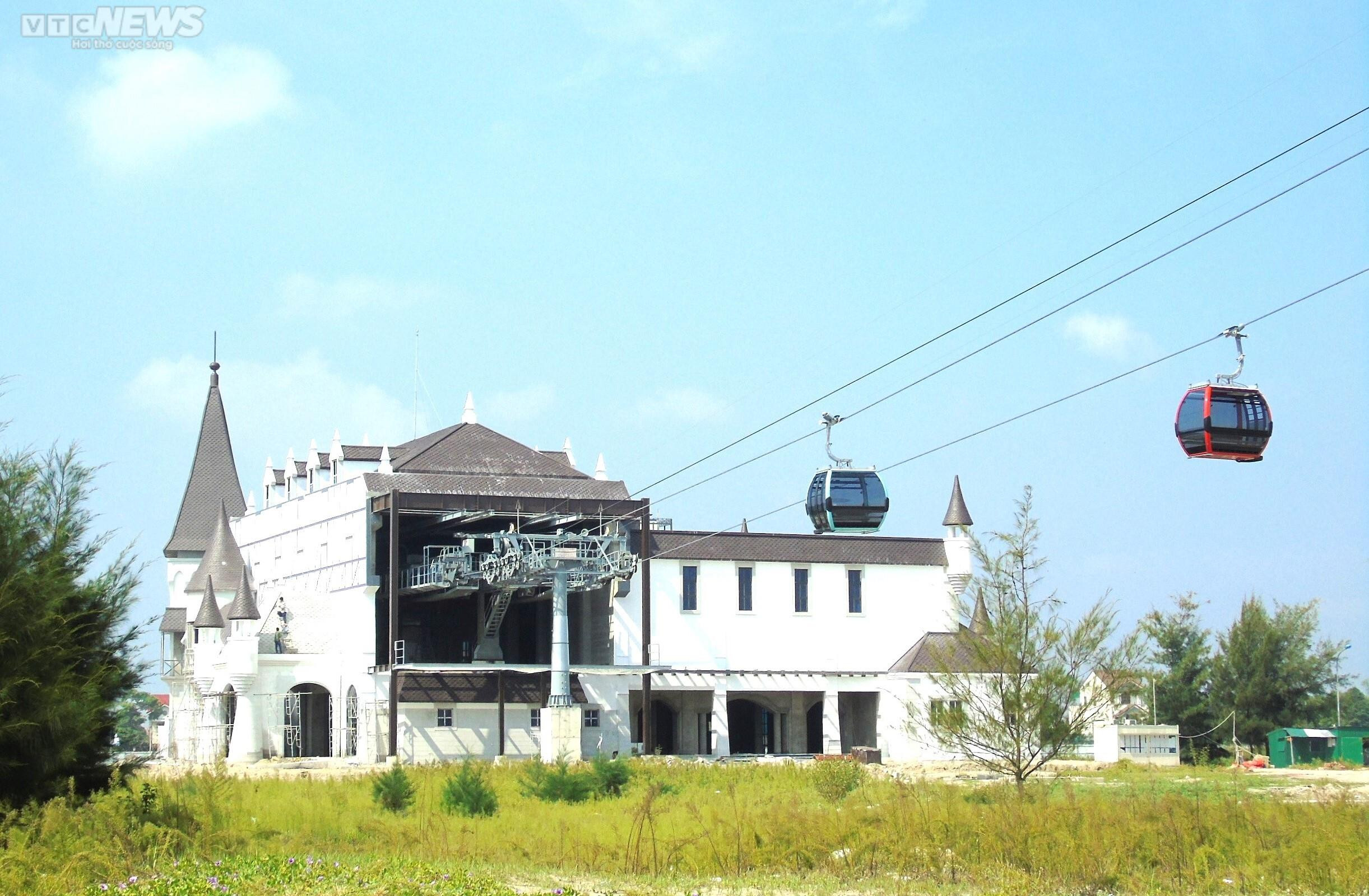 Cận cảnh cáp treo vượt biển dài nhất Bắc Trung Bộ - 9