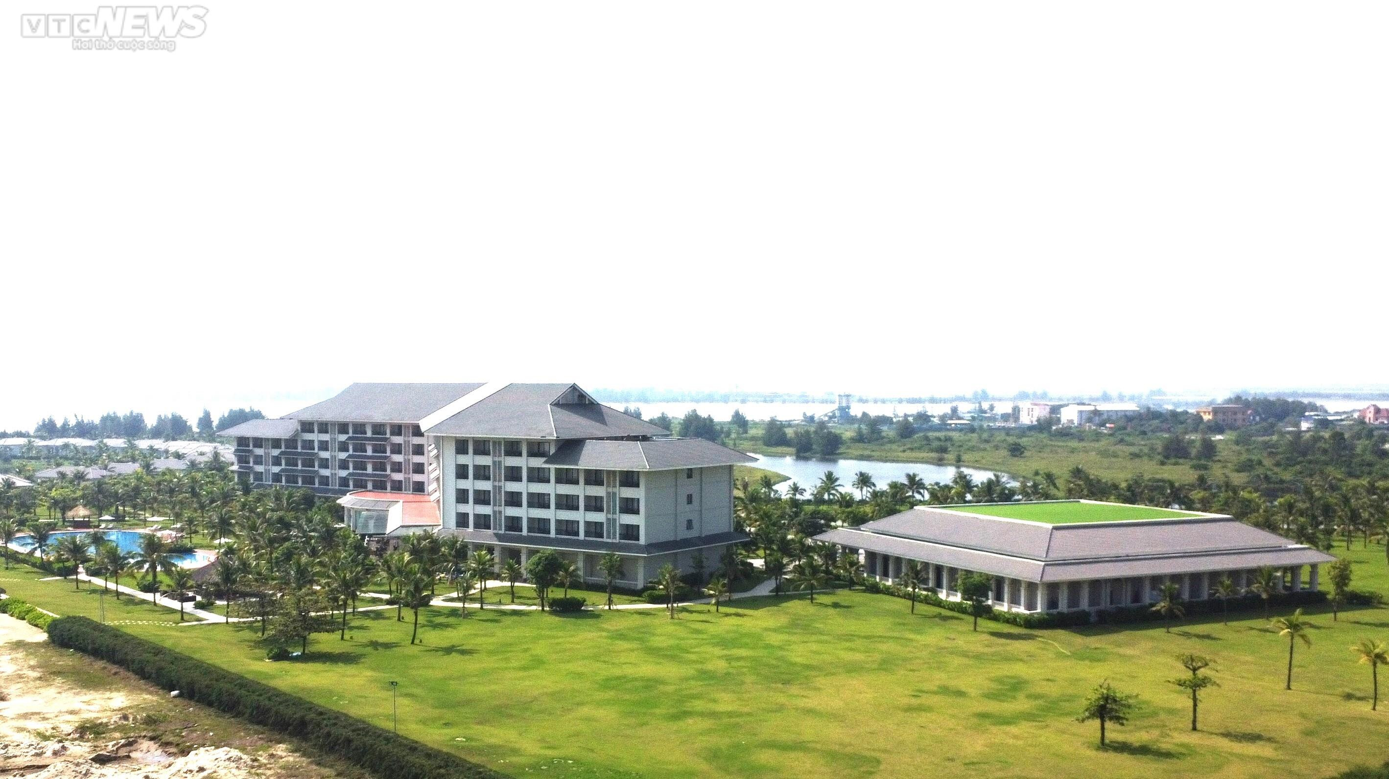 Cận cảnh cáp treo vượt biển dài nhất Bắc Trung Bộ - 11