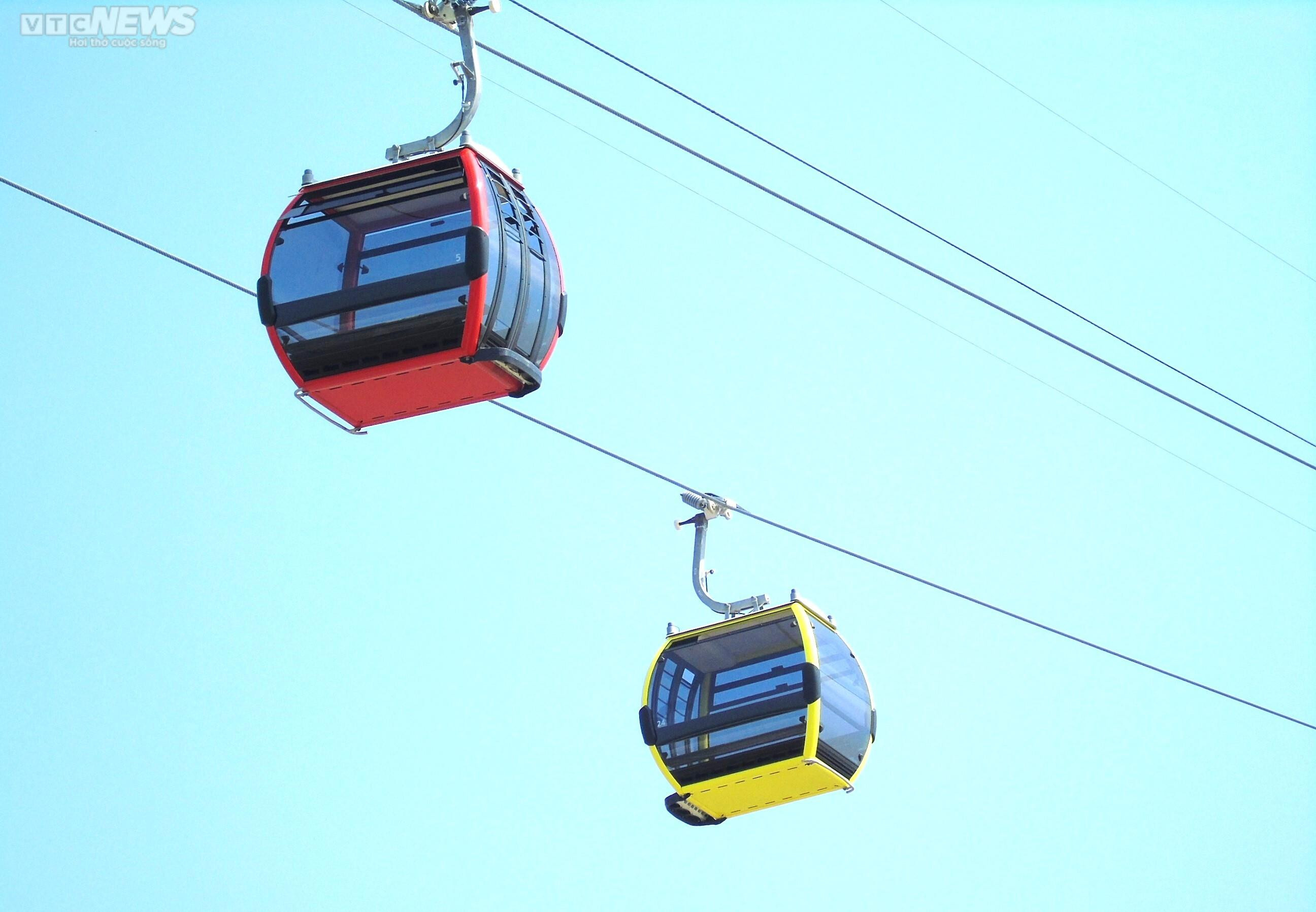 Cận cảnh cáp treo vượt biển dài nhất Bắc Trung Bộ - 3