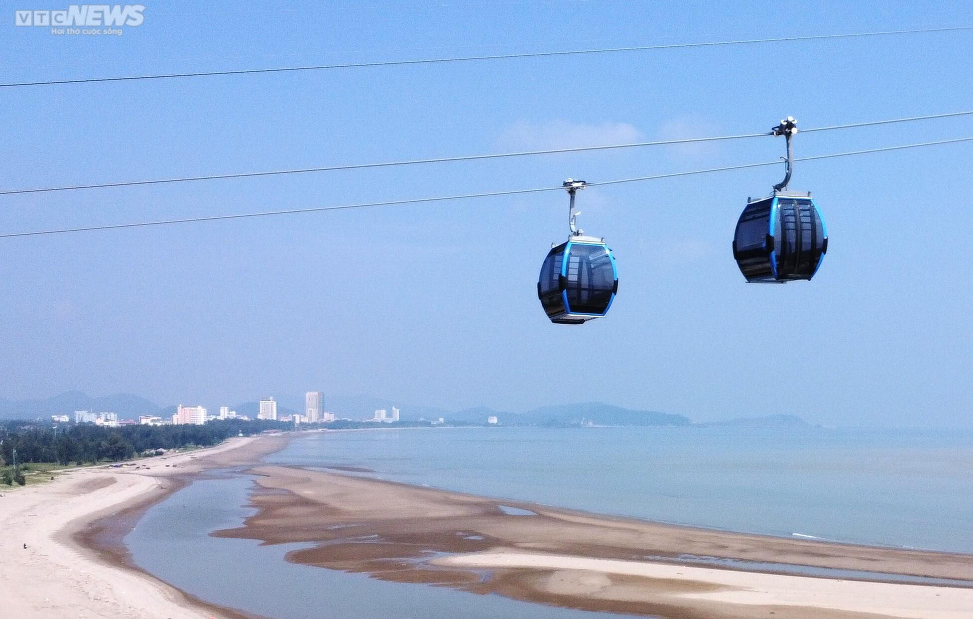 Cận cảnh cáp treo vượt biển dài nhất Bắc Trung Bộ - 10