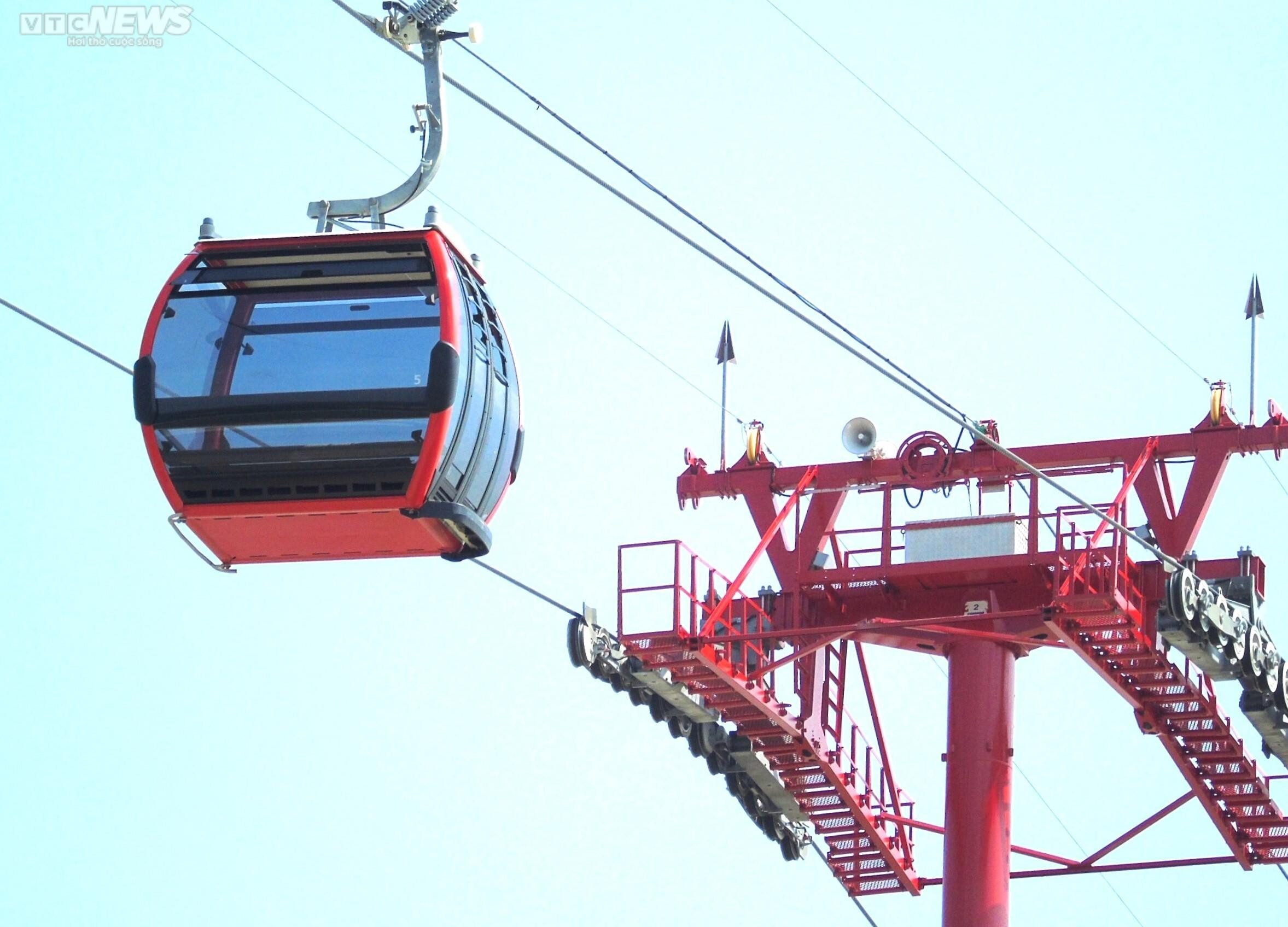 Cận cảnh cáp treo vượt biển dài nhất Bắc Trung Bộ - 6