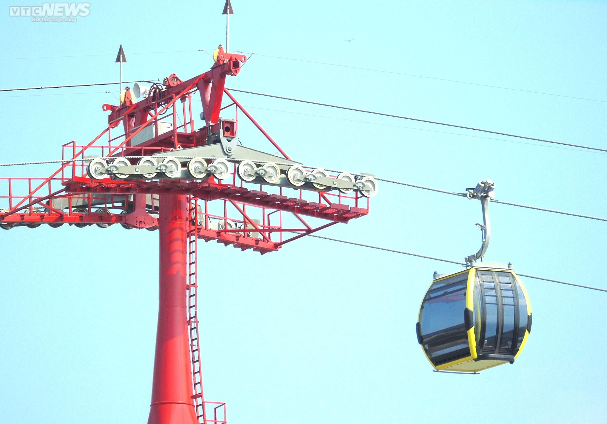 Cận cảnh cáp treo vượt biển dài nhất Bắc Trung Bộ - 5