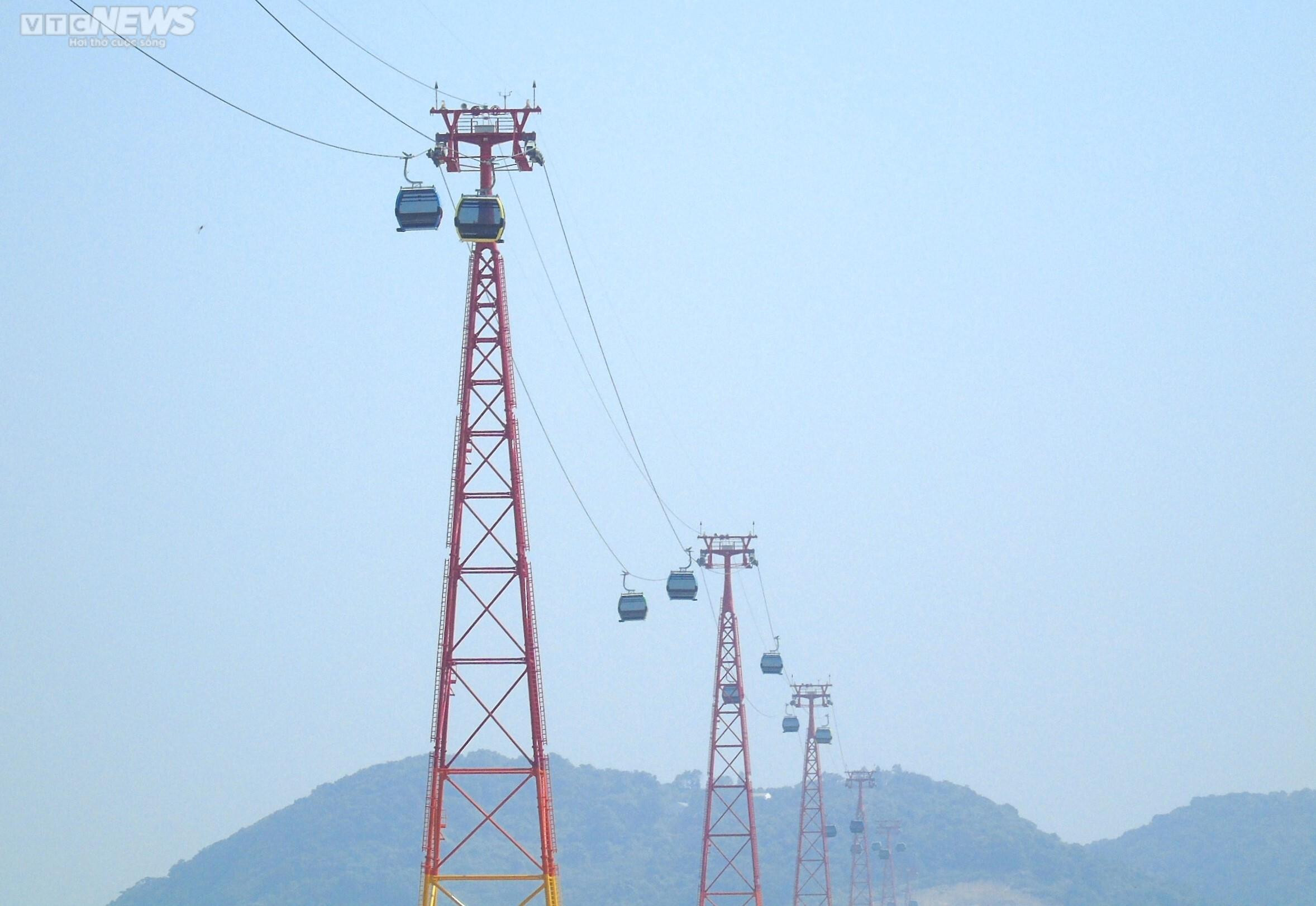 Cận cảnh cáp treo vượt biển dài nhất Bắc Trung Bộ - 2