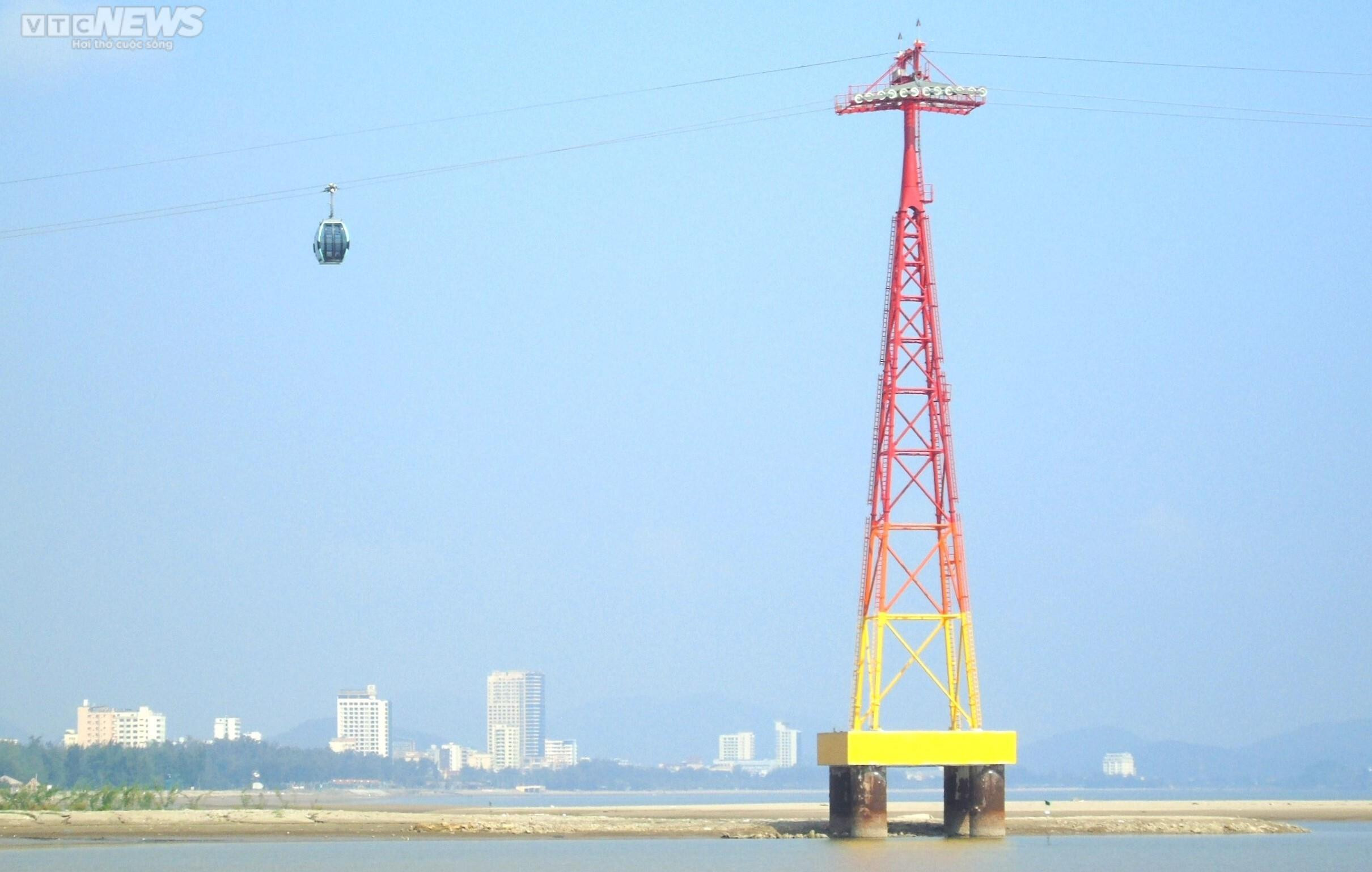 Cận cảnh cáp treo vượt biển dài nhất Bắc Trung Bộ - 4