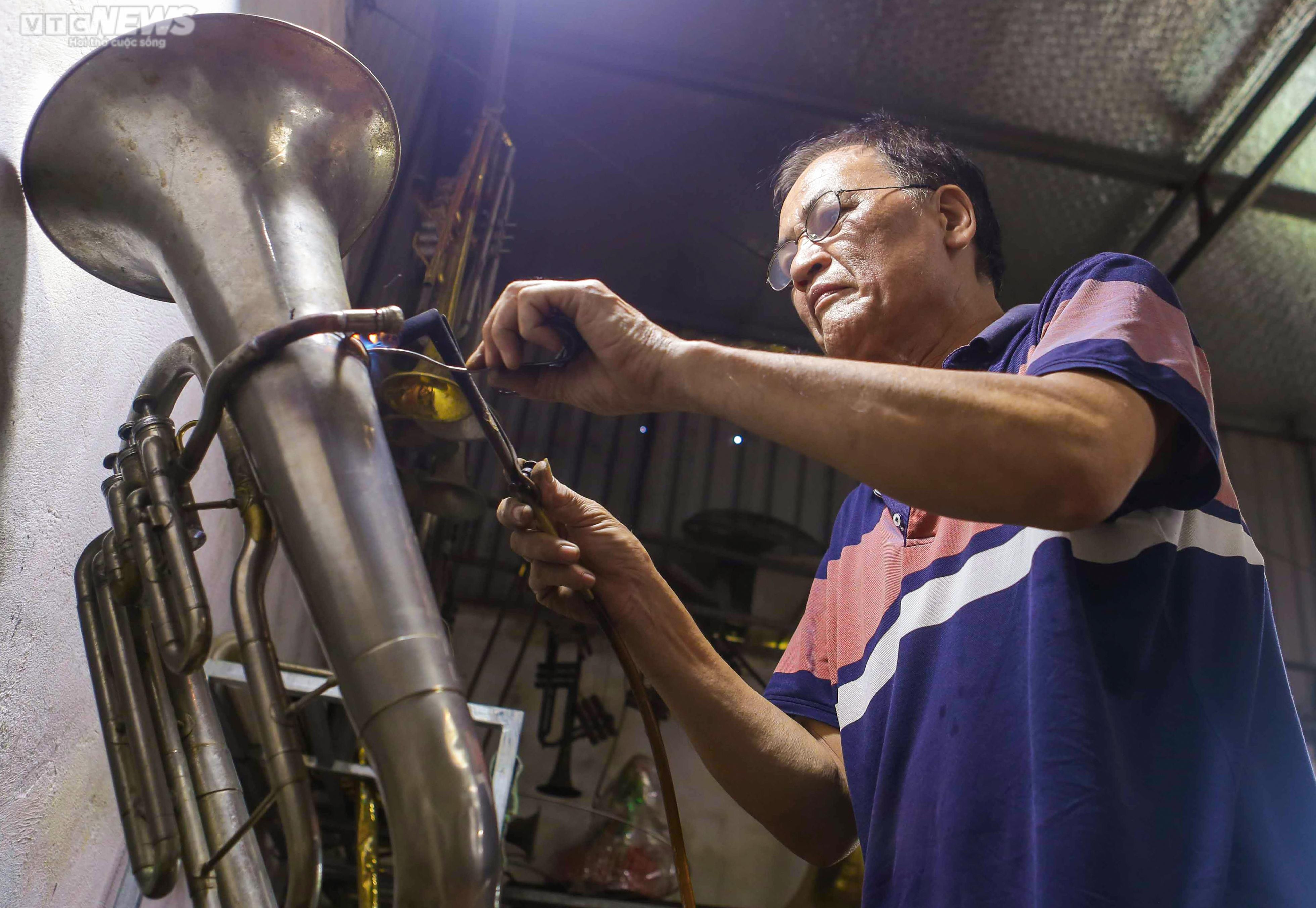Ảnh: Gia đình 3 thế hệ gắn bó với nghề sửa kèn đồng - 3