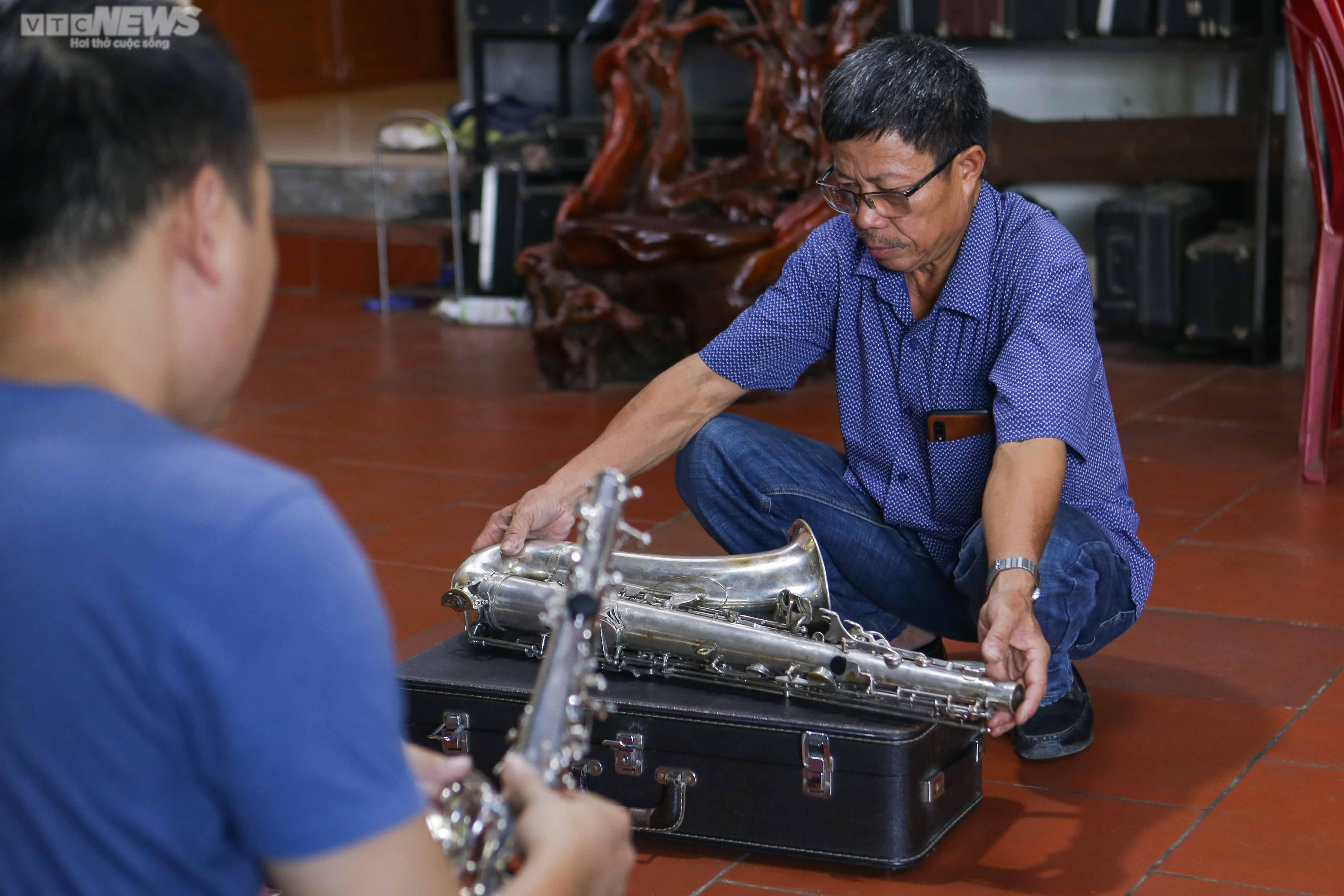 Ảnh: Gia đình 3 thế hệ gắn bó với nghề sửa kèn đồng - 7