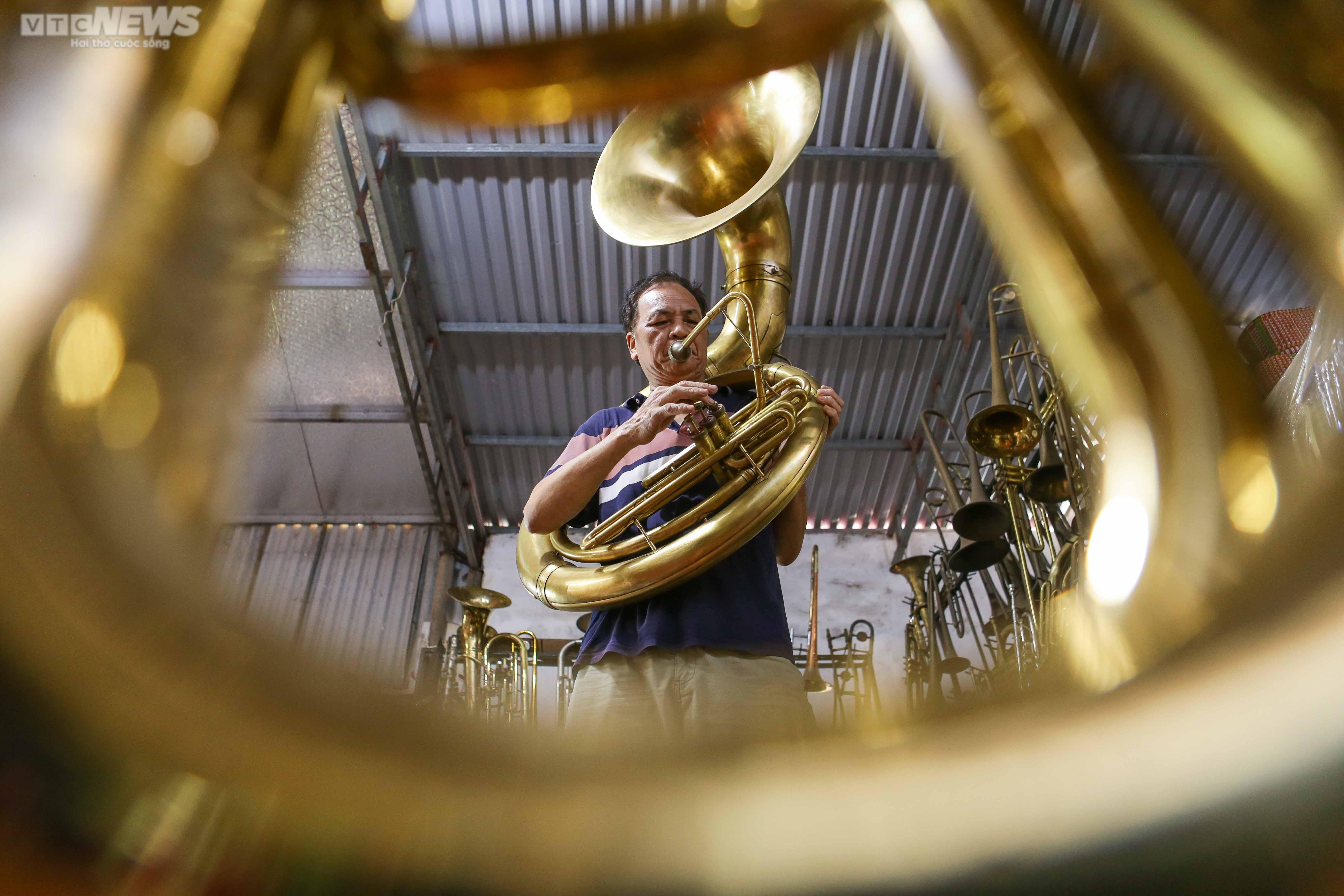 Ảnh: Gia đình 3 thế hệ gắn bó với nghề sửa kèn đồng - 11