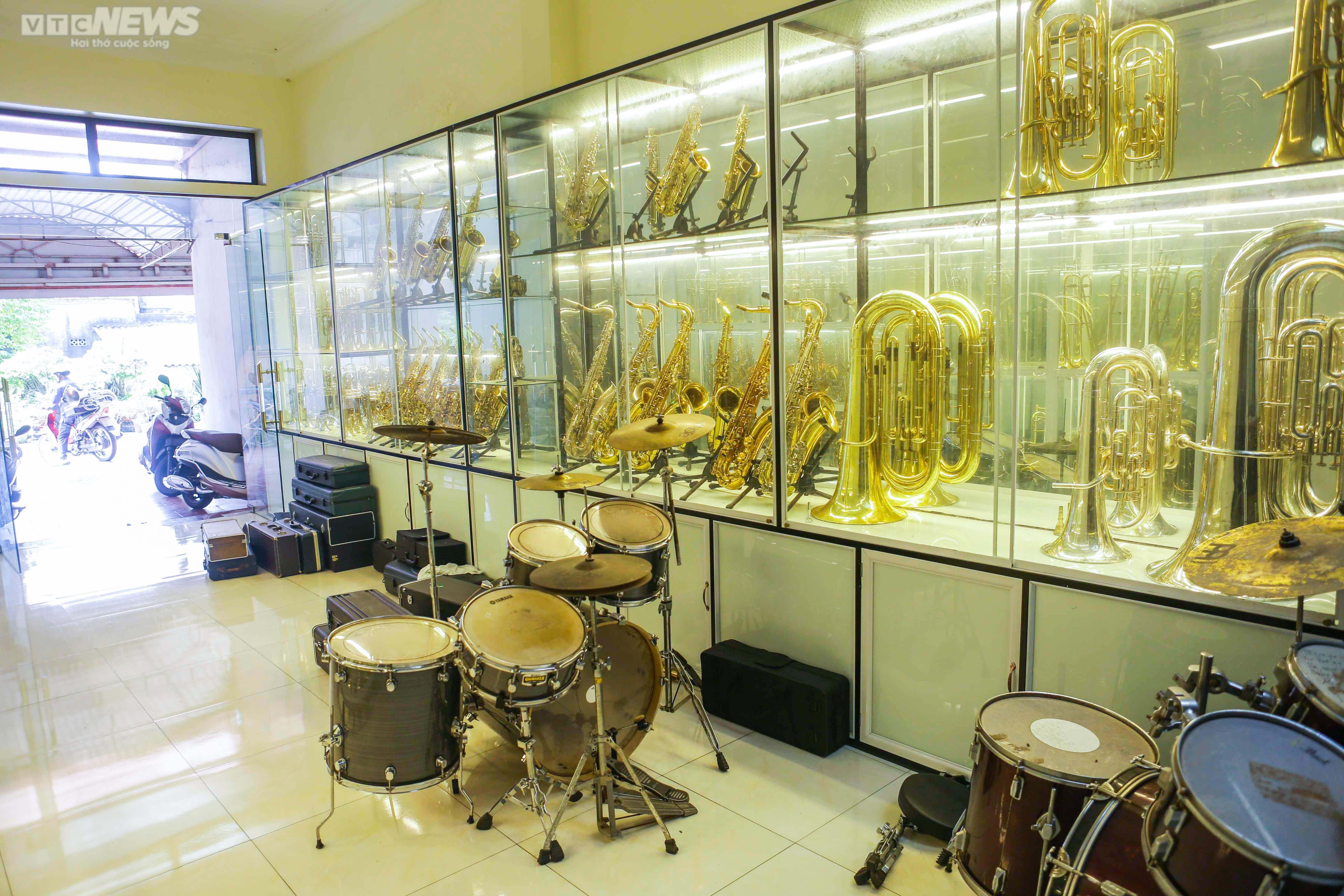 Ảnh: Gia đình 3 thế hệ gắn bó với nghề sửa kèn đồng - 13