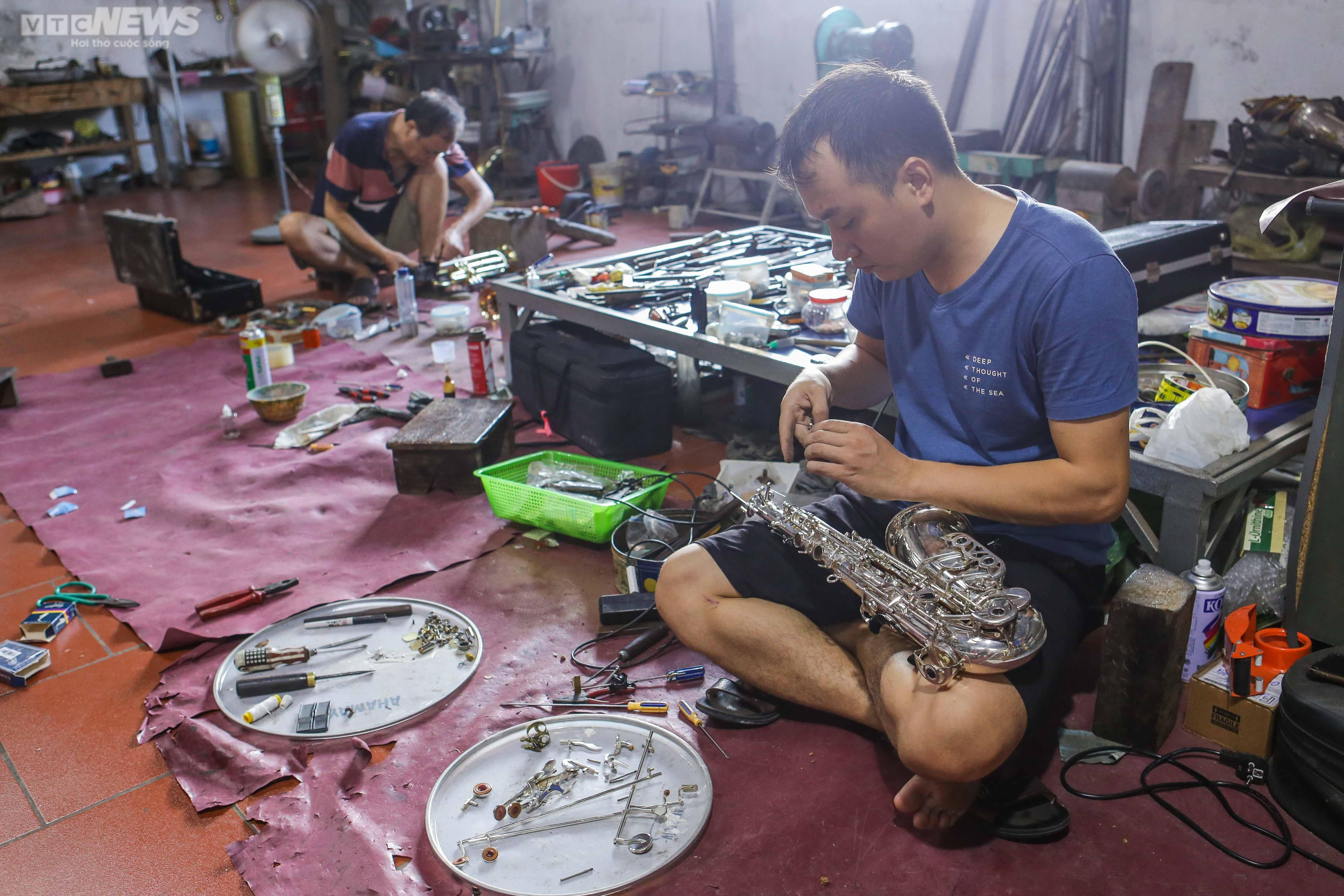 Ảnh: Gia đình 3 thế hệ gắn bó với nghề sửa kèn đồng - 6
