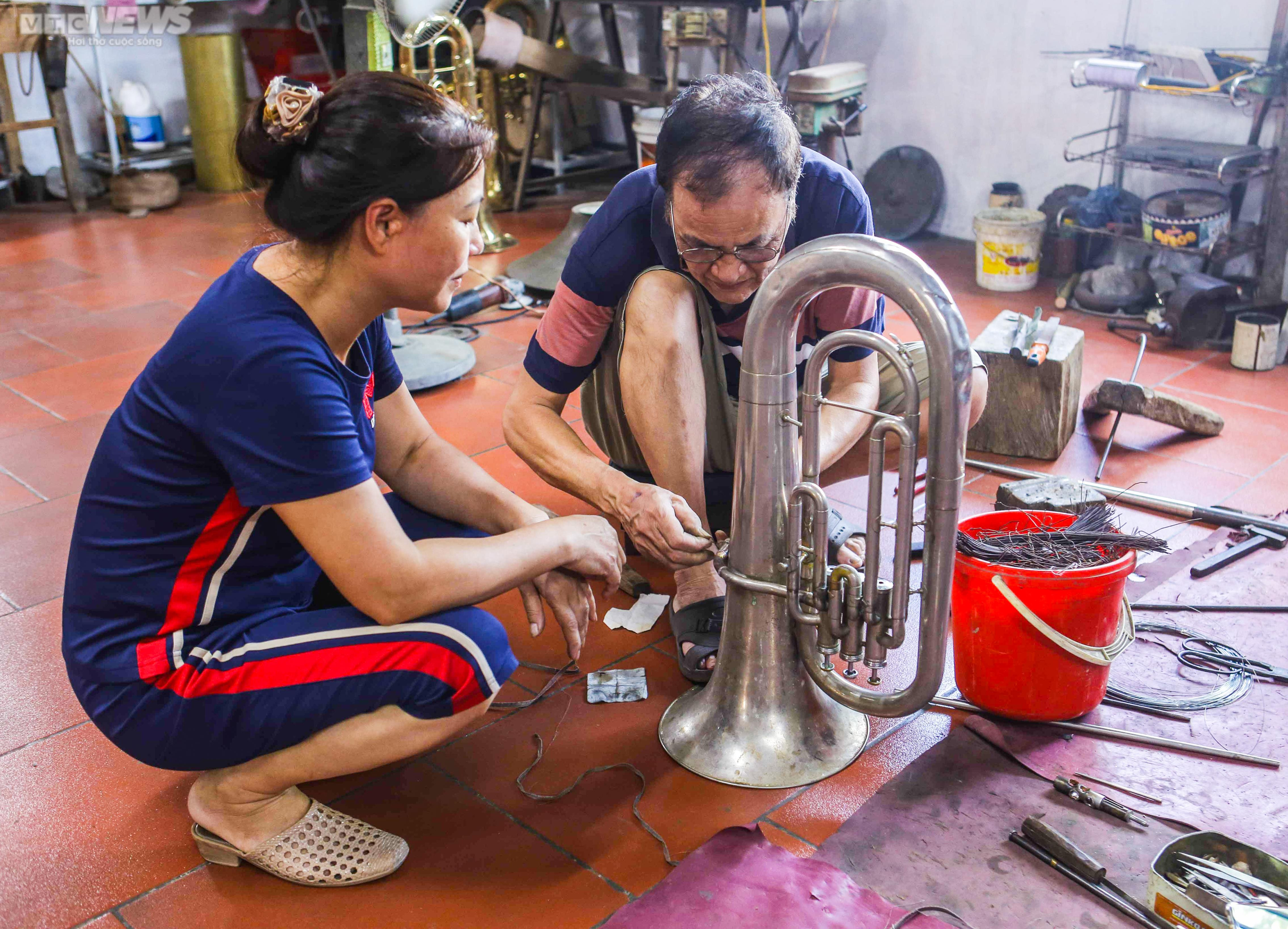 Ảnh: Gia đình 3 thế hệ gắn bó với nghề sửa kèn đồng - 5