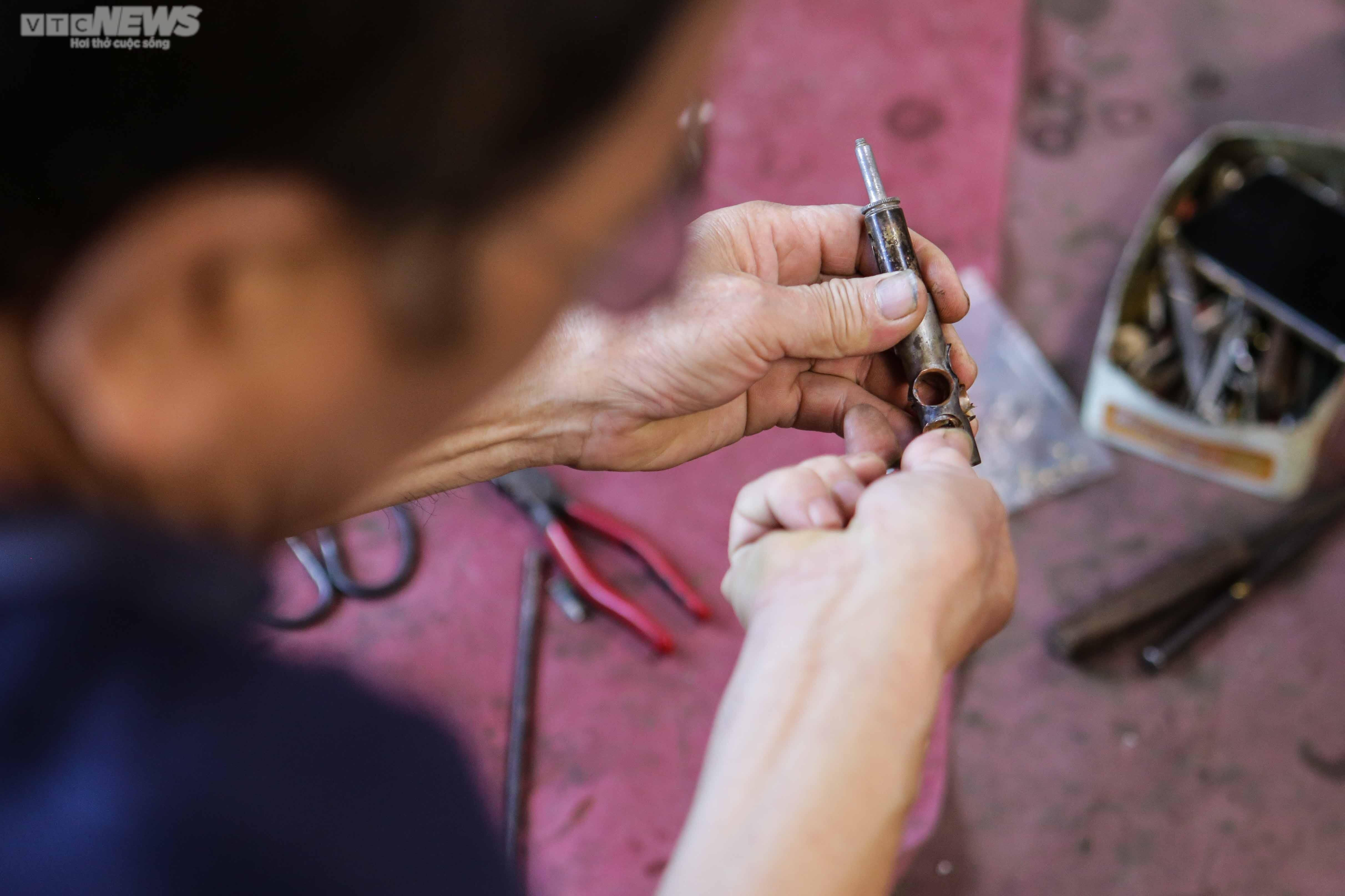 Ảnh: Gia đình 3 thế hệ gắn bó với nghề sửa kèn đồng - 8