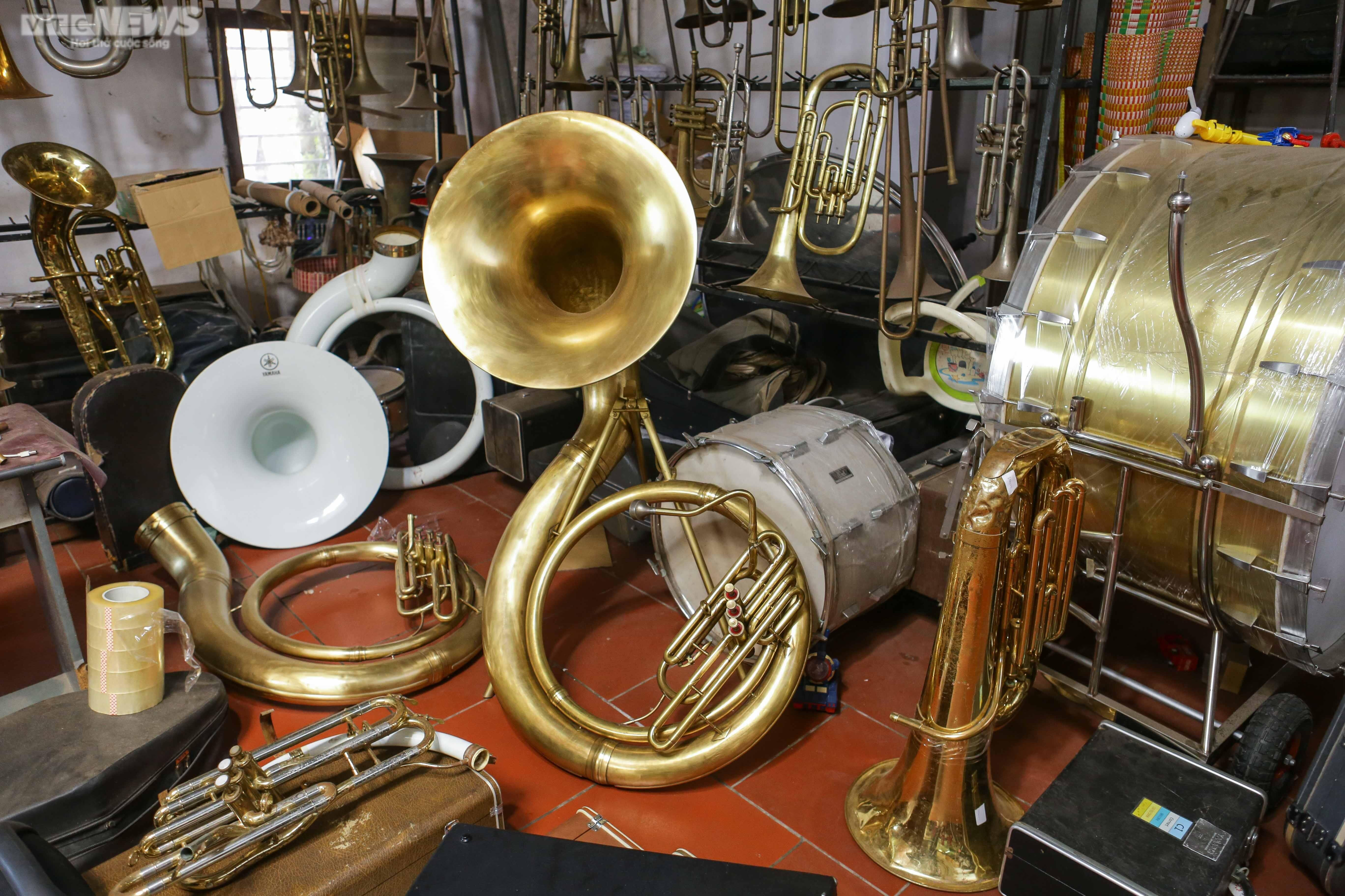 Ảnh: Gia đình 3 thế hệ gắn bó với nghề sửa kèn đồng - 12