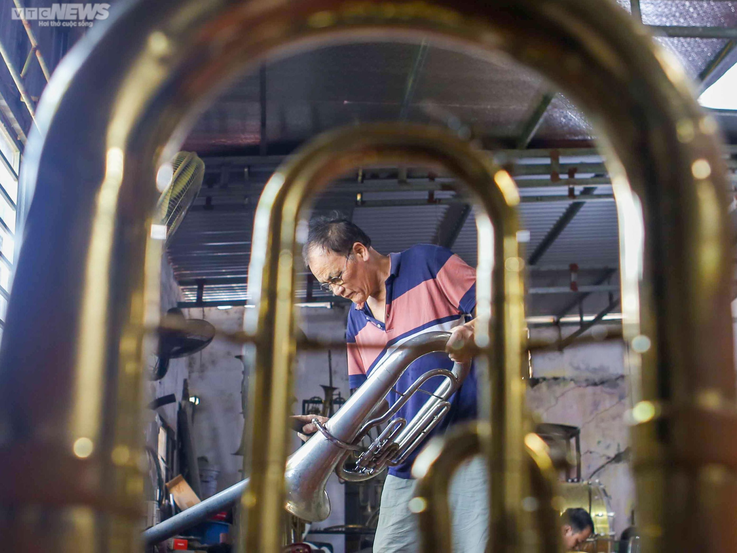 Ảnh: Gia đình 3 thế hệ gắn bó với nghề sửa kèn đồng - 1