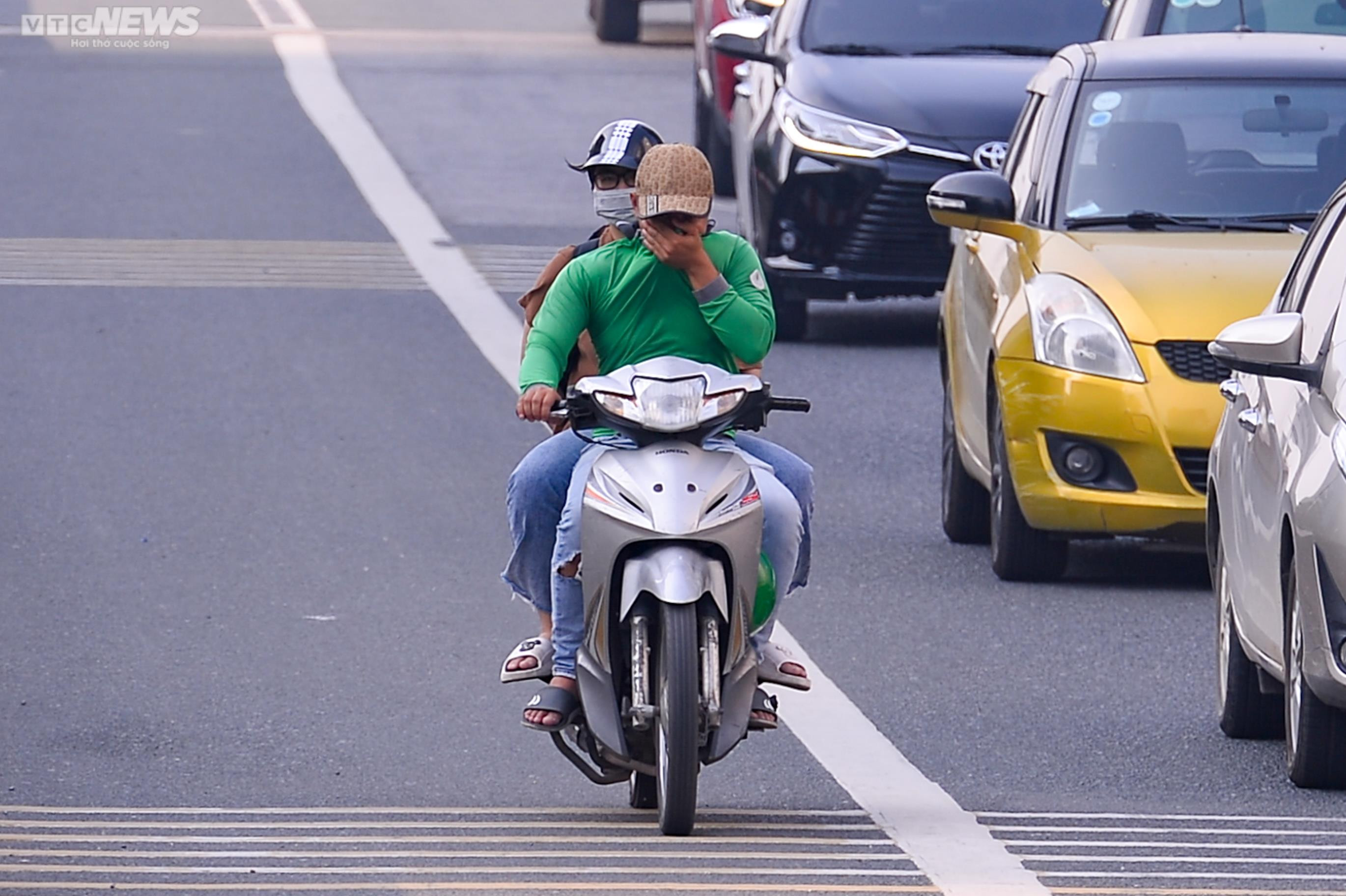 Bị CSGT dừng xe vì đi vào làn khẩn cấp, tài xế nói 'do vội quá' - 8