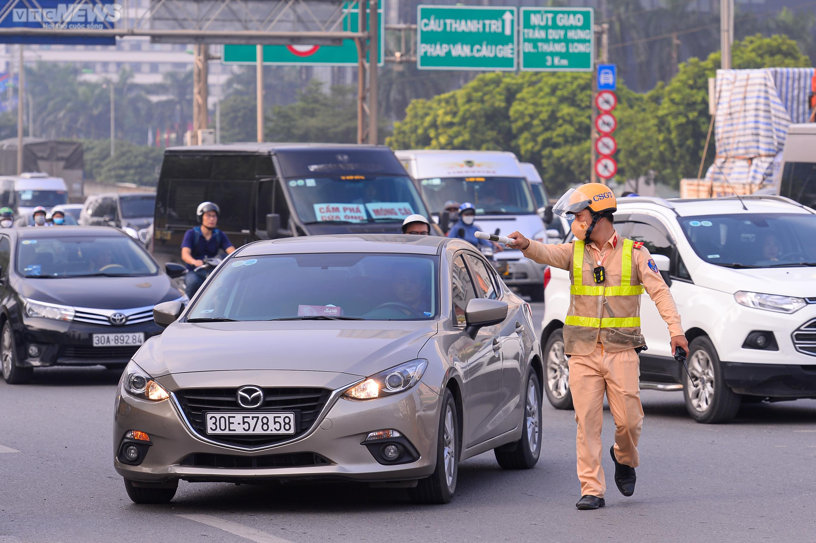 Bị CSGT dừng xe vì đi vào làn khẩn cấp, tài xế nói 'do vội quá' - 9