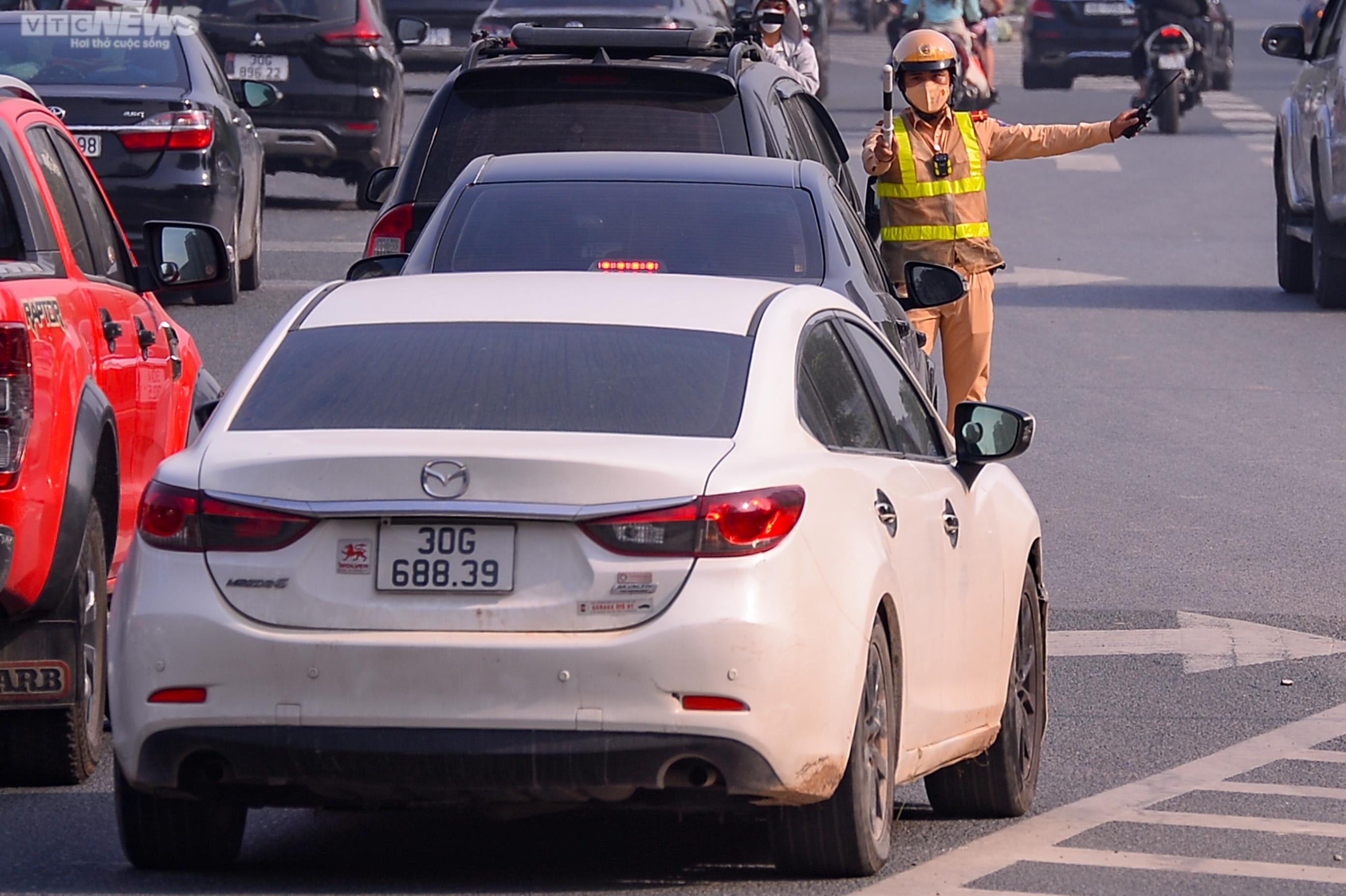 Bị CSGT dừng xe vì đi vào làn khẩn cấp, tài xế nói 'do vội quá' - 12