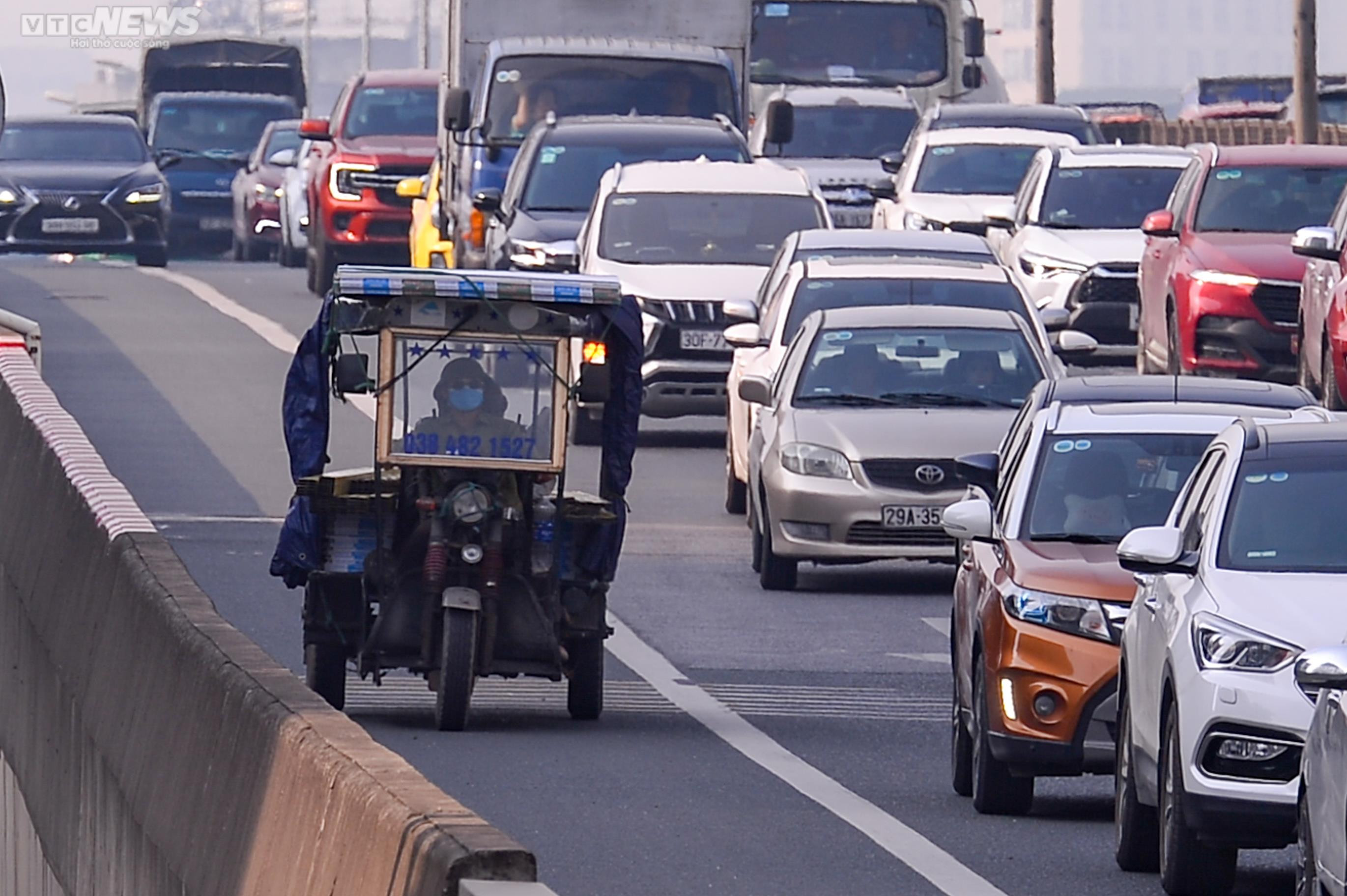 Bị CSGT dừng xe vì đi vào làn khẩn cấp, tài xế nói 'do vội quá' - 14