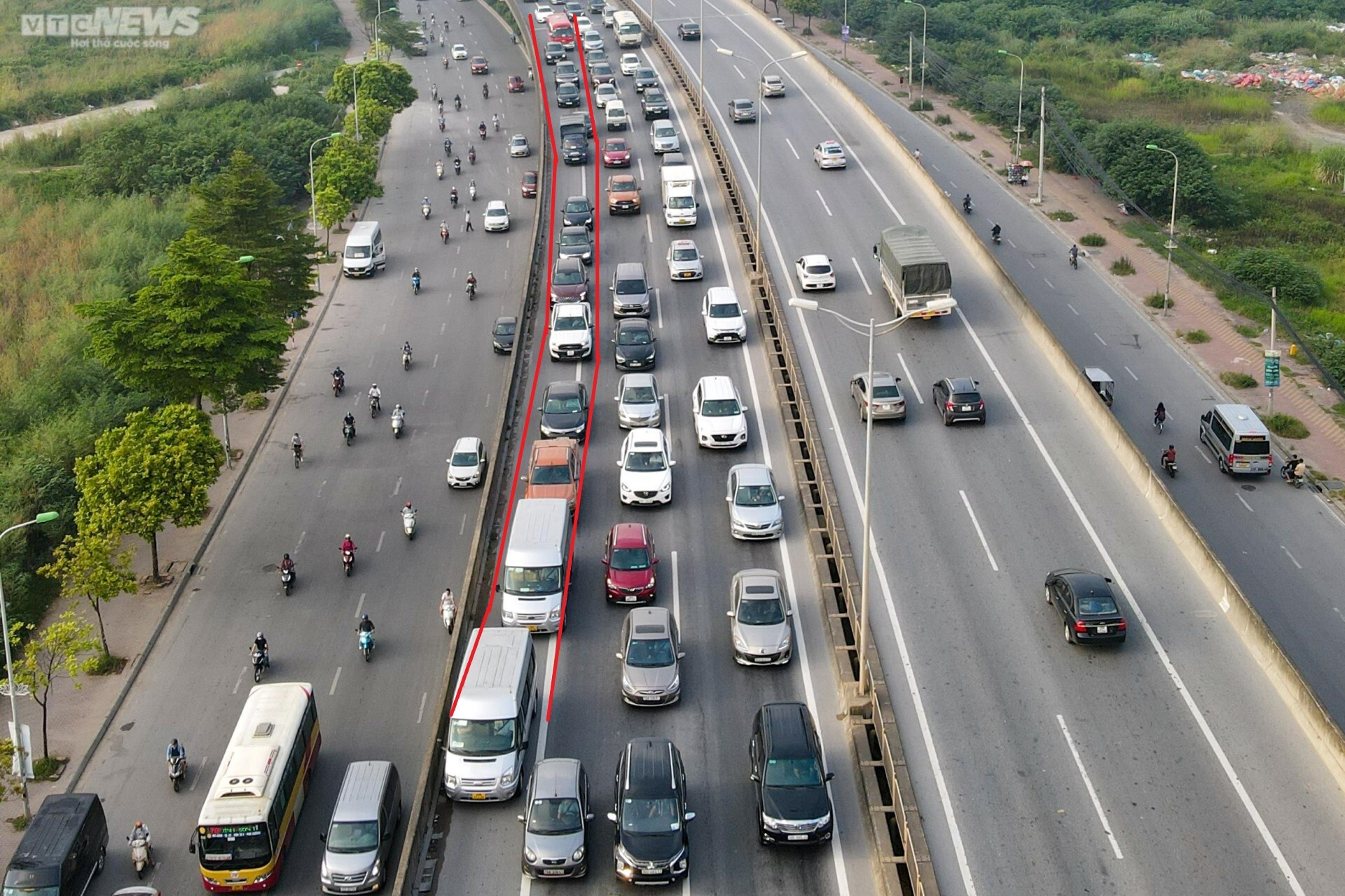 Bị CSGT dừng xe vì đi vào làn khẩn cấp, tài xế nói 'do vội quá' - 5