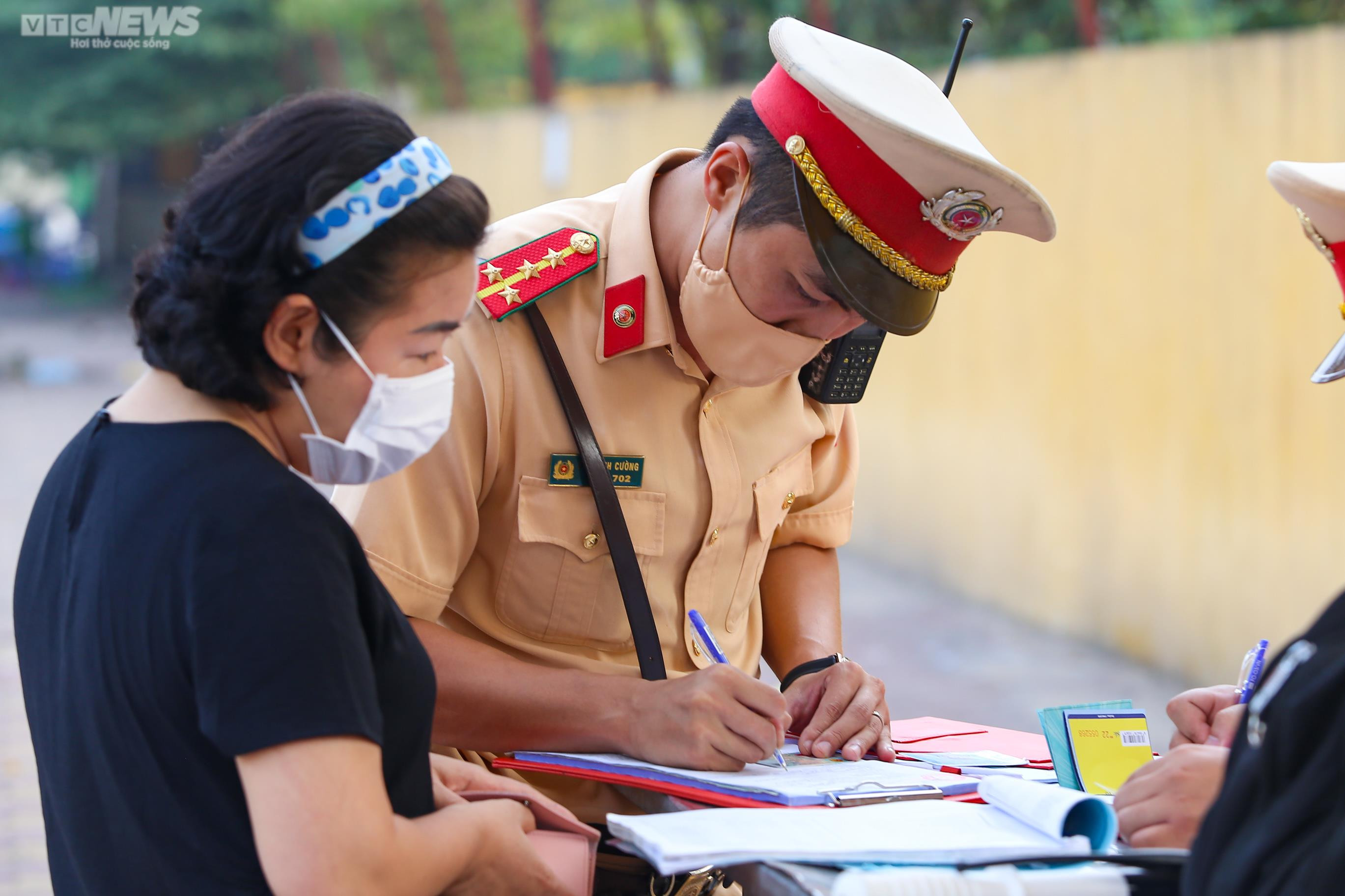 Bị CSGT dừng xe vì đi vào làn khẩn cấp, tài xế nói 'do vội quá' - 11