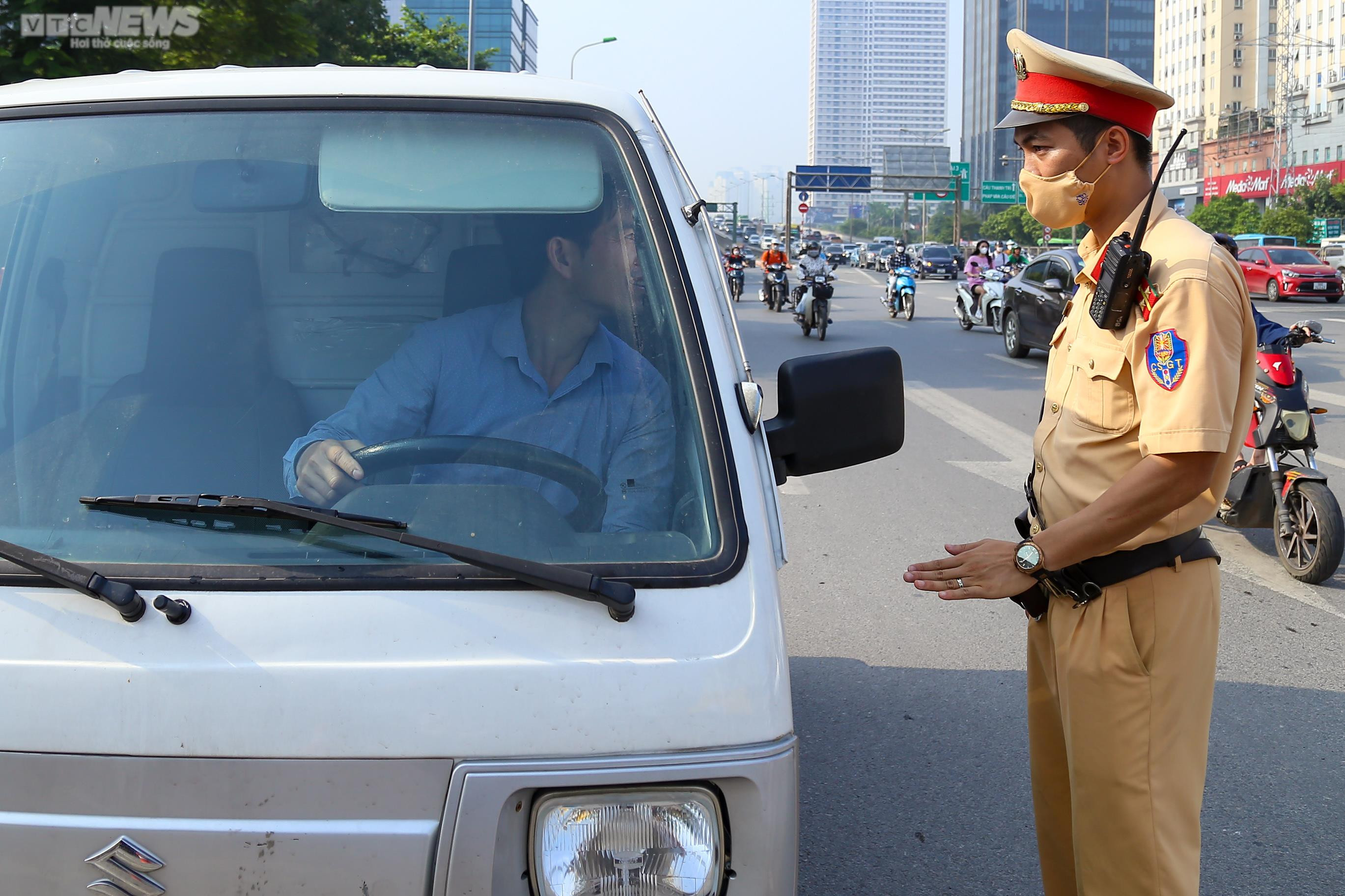 Bị CSGT dừng xe vì đi vào làn khẩn cấp, tài xế nói 'do vội quá' - 13