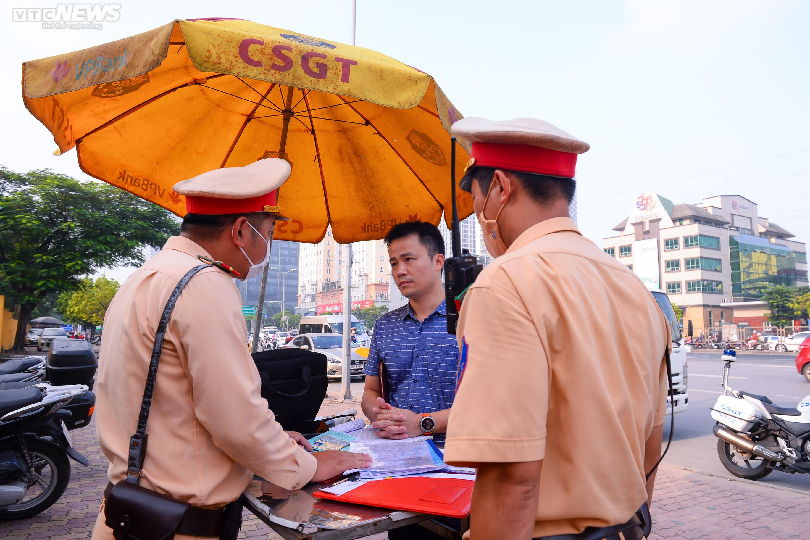 Bị CSGT dừng xe vì đi vào làn khẩn cấp, tài xế nói 'do vội quá' - 10
