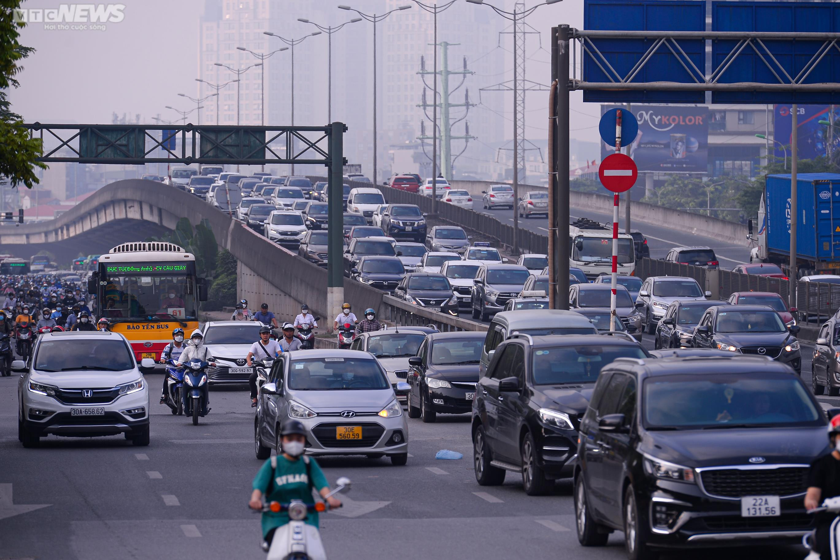 Bị CSGT dừng xe vì đi vào làn khẩn cấp, tài xế nói 'do vội quá' - 6