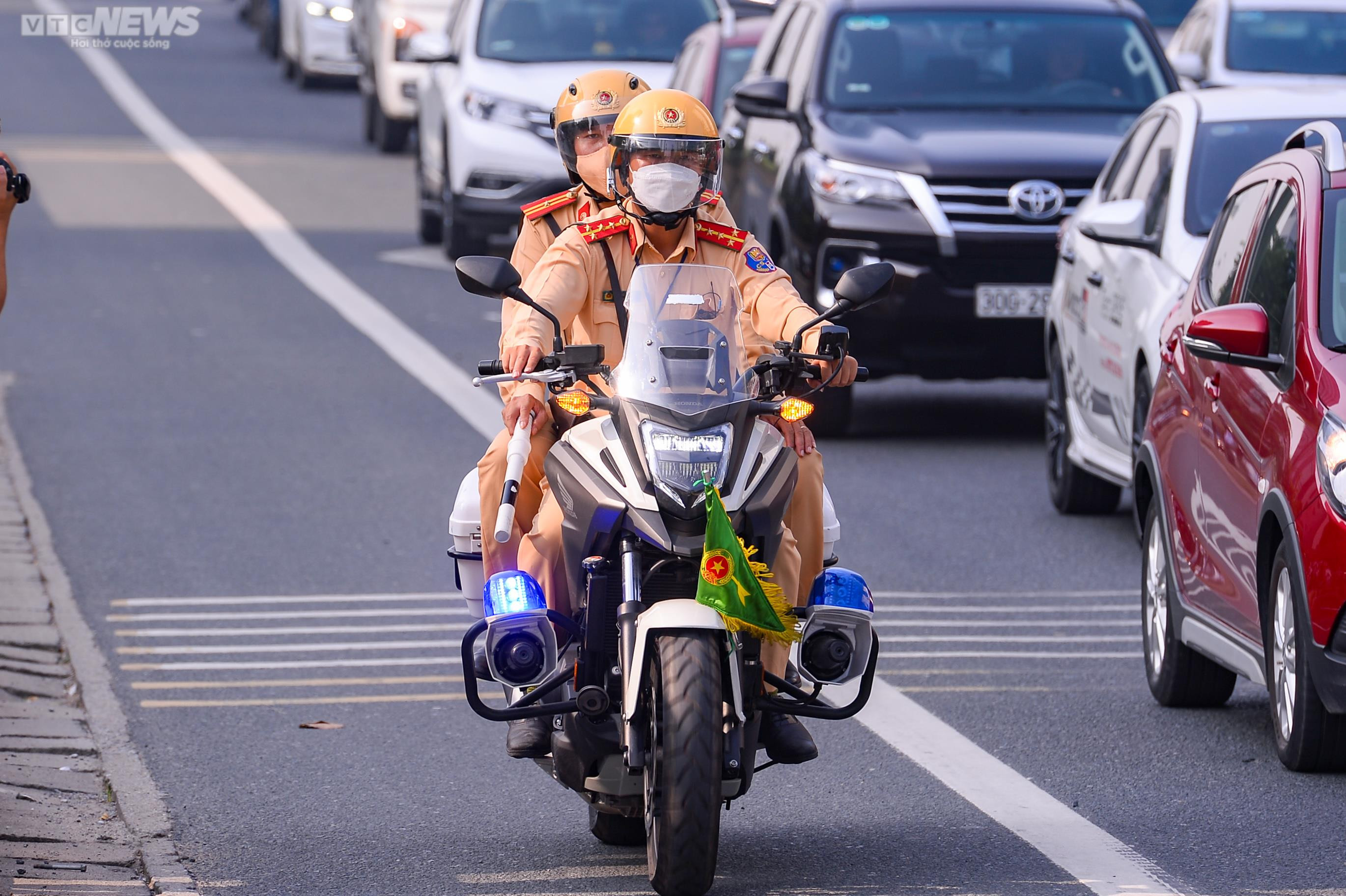 Bị CSGT dừng xe vì đi vào làn khẩn cấp, tài xế nói 'do vội quá' - 3