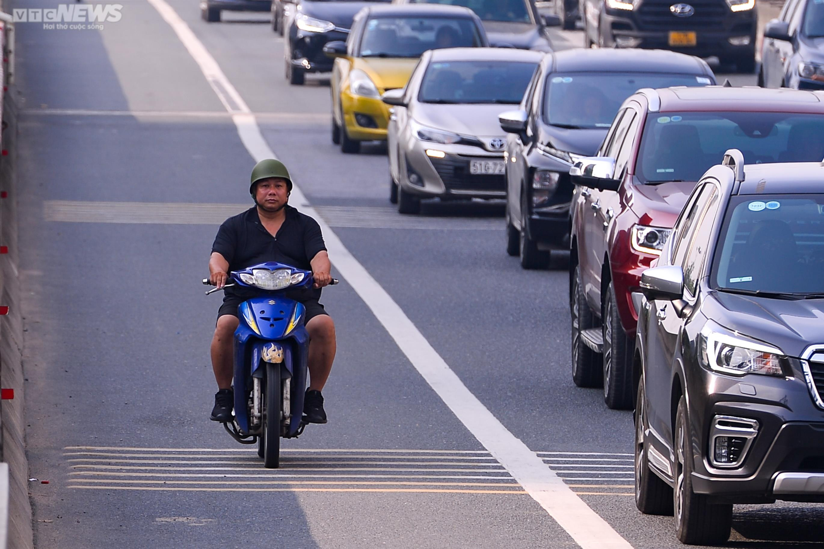 Bị CSGT dừng xe vì đi vào làn khẩn cấp, tài xế nói 'do vội quá' - 7
