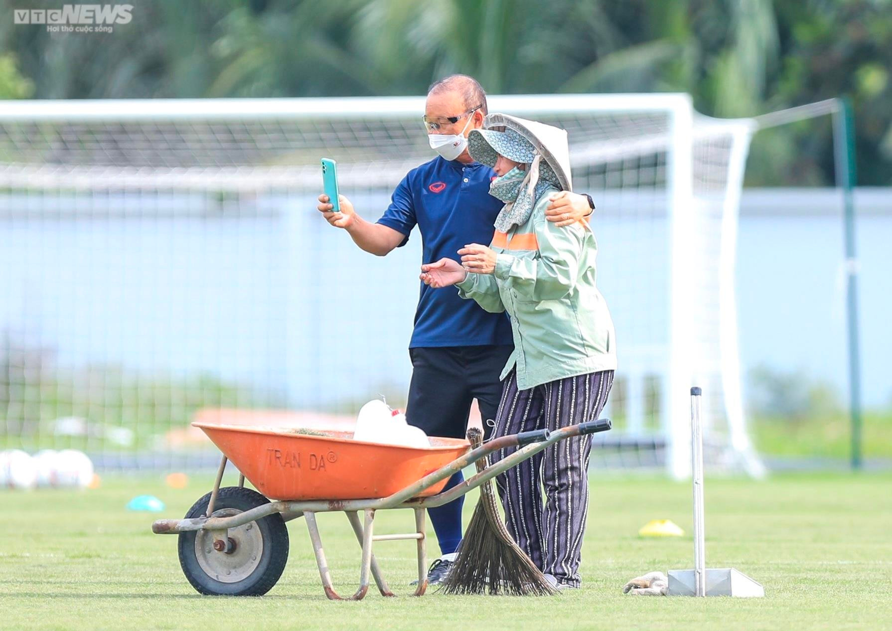 HLV Park Hang Seo chụp ảnh cùng fan đặc biệt, Quang Hải tập buổi đầu cùng ĐTQG - 8