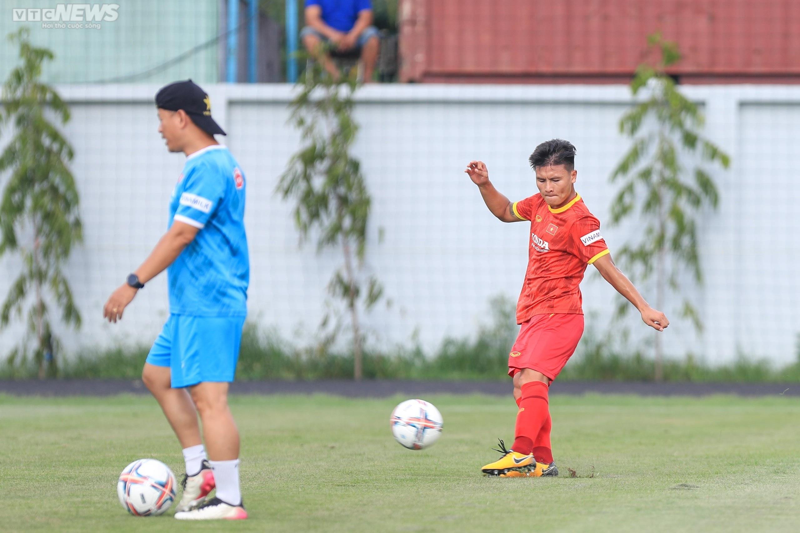 HLV Park Hang Seo chụp ảnh cùng fan đặc biệt, Quang Hải tập buổi đầu cùng ĐTQG - 5