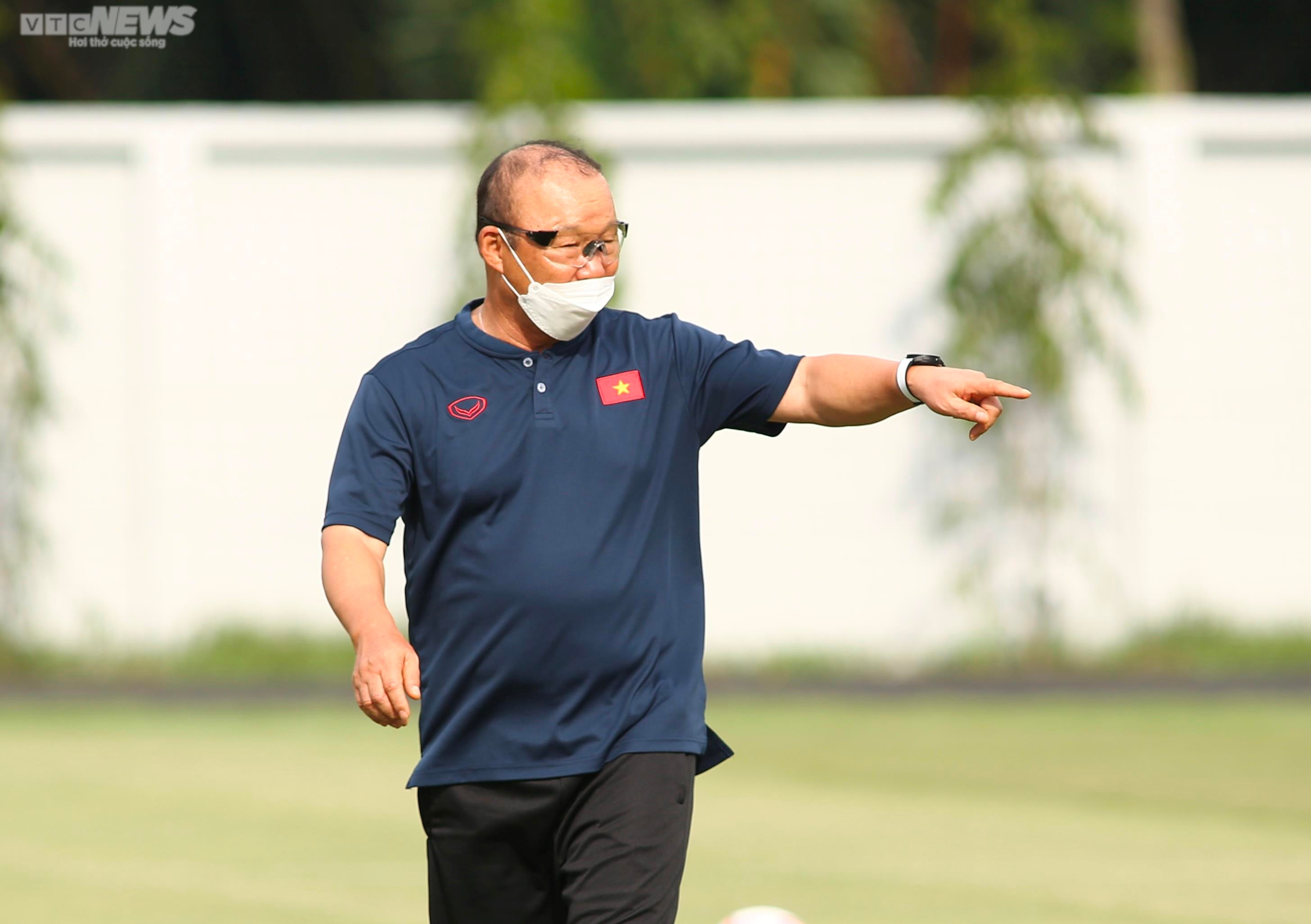 HLV Park Hang Seo chụp ảnh cùng fan đặc biệt, Quang Hải tập buổi đầu cùng ĐTQG - 7