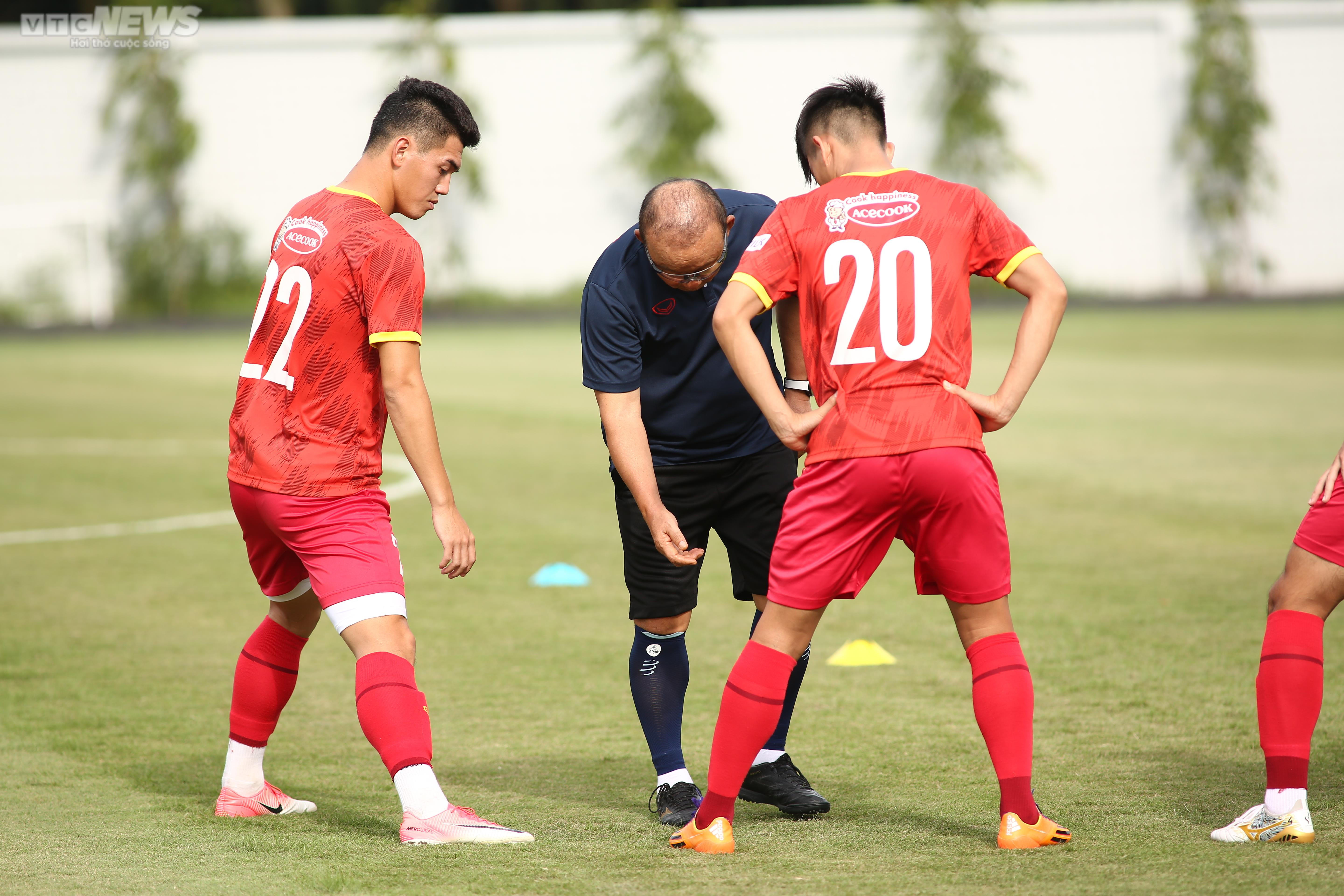 HLV Park Hang Seo chụp ảnh cùng fan đặc biệt, Quang Hải tập buổi đầu cùng ĐTQG - 9