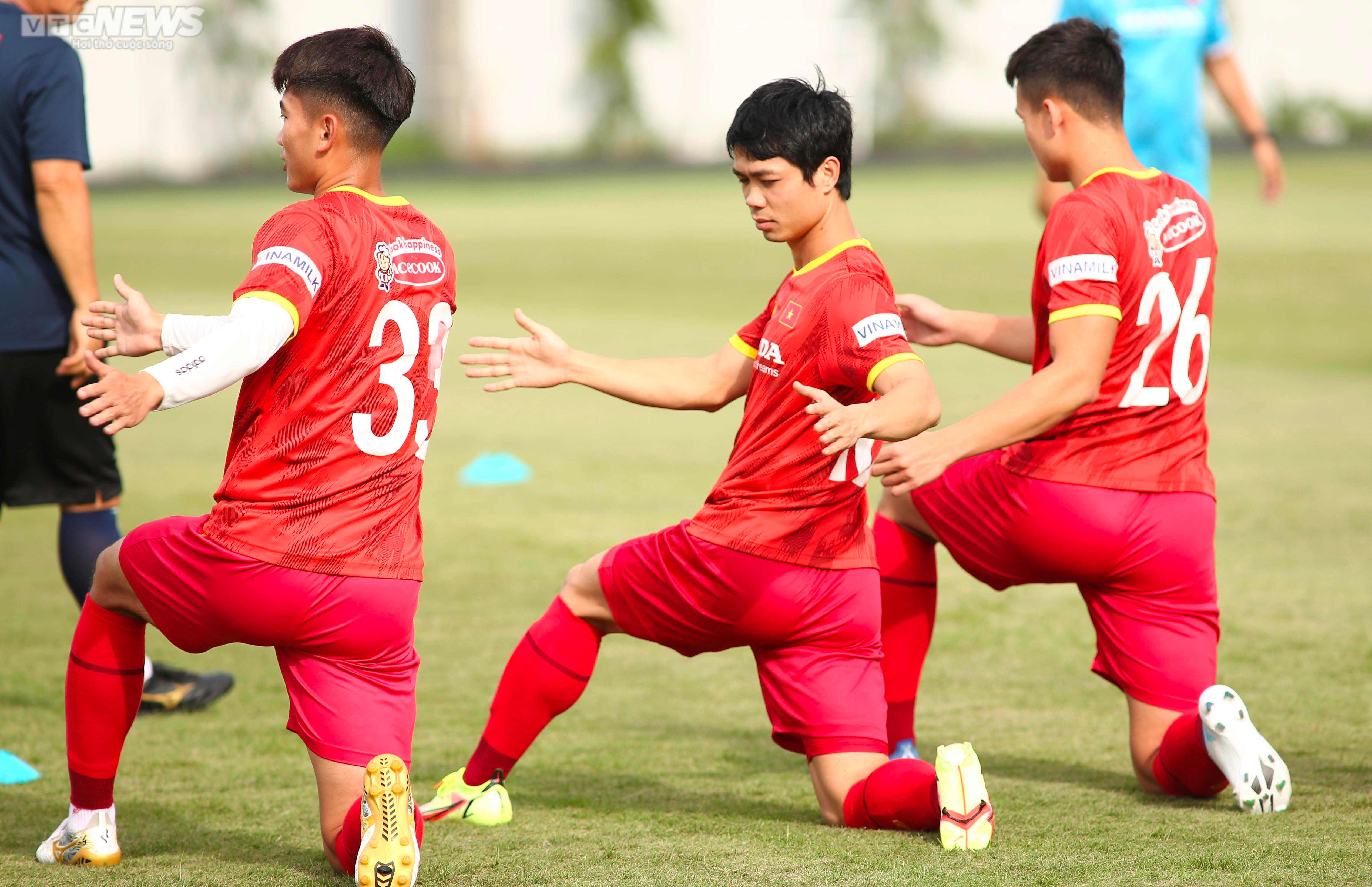 HLV Park Hang Seo chụp ảnh cùng fan đặc biệt, Quang Hải tập buổi đầu cùng ĐTQG - 10