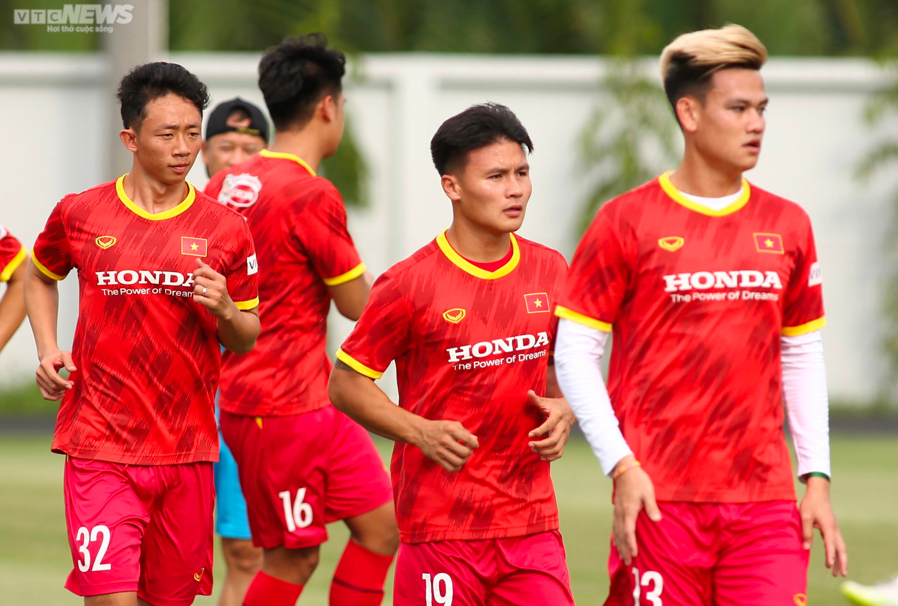 HLV Park Hang Seo chụp ảnh cùng fan đặc biệt, Quang Hải tập buổi đầu cùng ĐTQG - 6