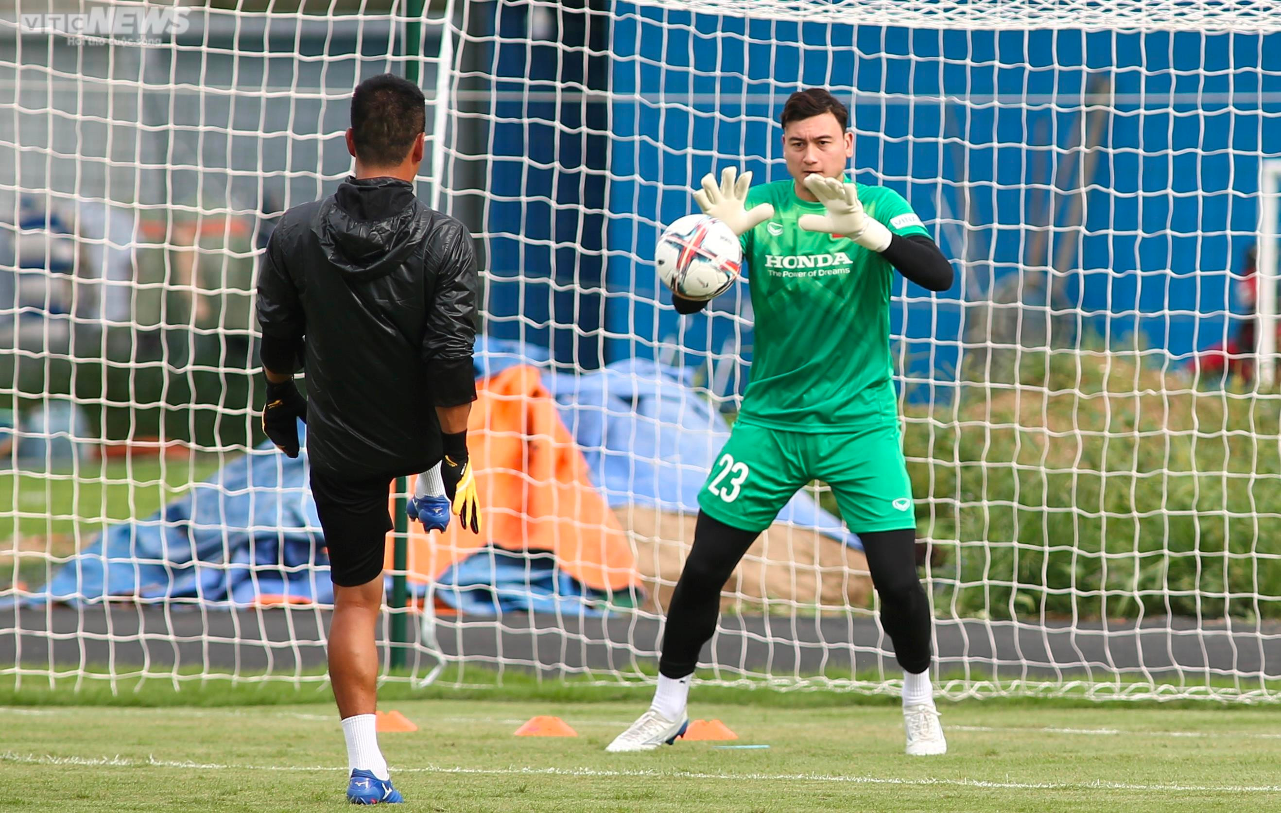 HLV Park Hang Seo chụp ảnh cùng fan đặc biệt, Quang Hải tập buổi đầu cùng ĐTQG - 13