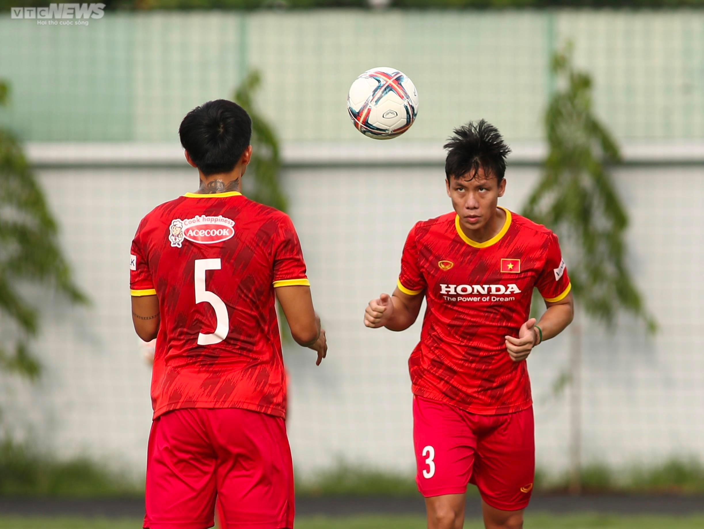 HLV Park Hang Seo chụp ảnh cùng fan đặc biệt, Quang Hải tập buổi đầu cùng ĐTQG - 12