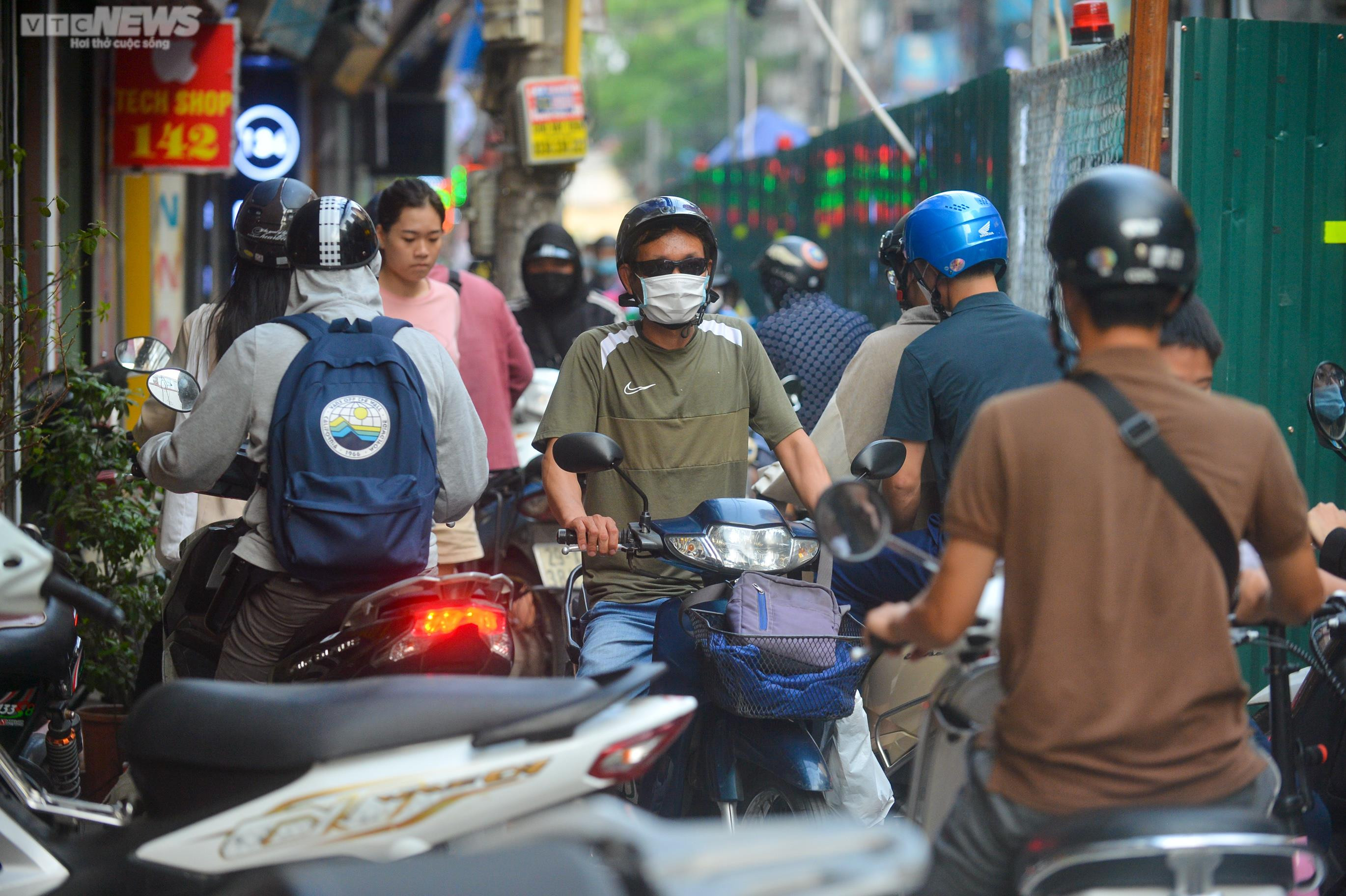 Ảnh: Rào tôn chắn gần hết lòng đường ở Hà Nội, dân khổ sở luồn lách đi qua - 8