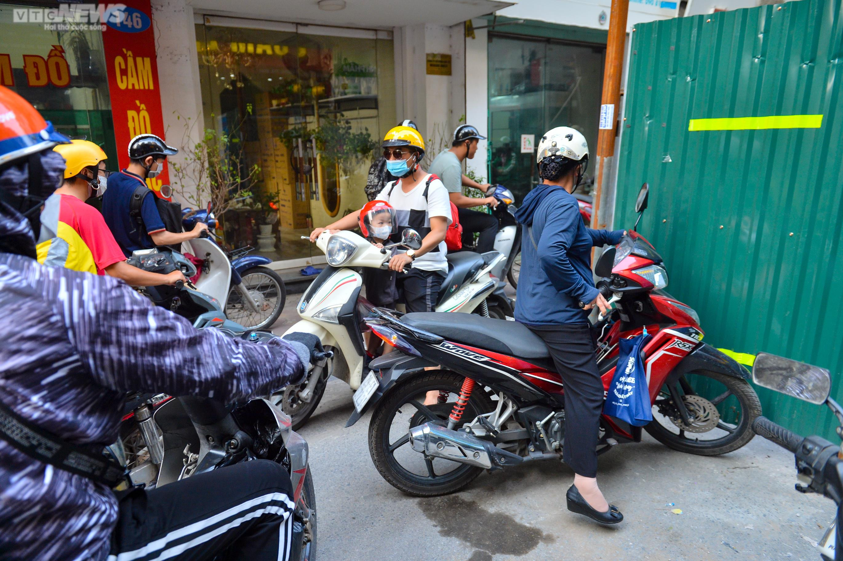 Ảnh: Rào tôn chắn gần hết lòng đường ở Hà Nội, dân khổ sở luồn lách đi qua - 9