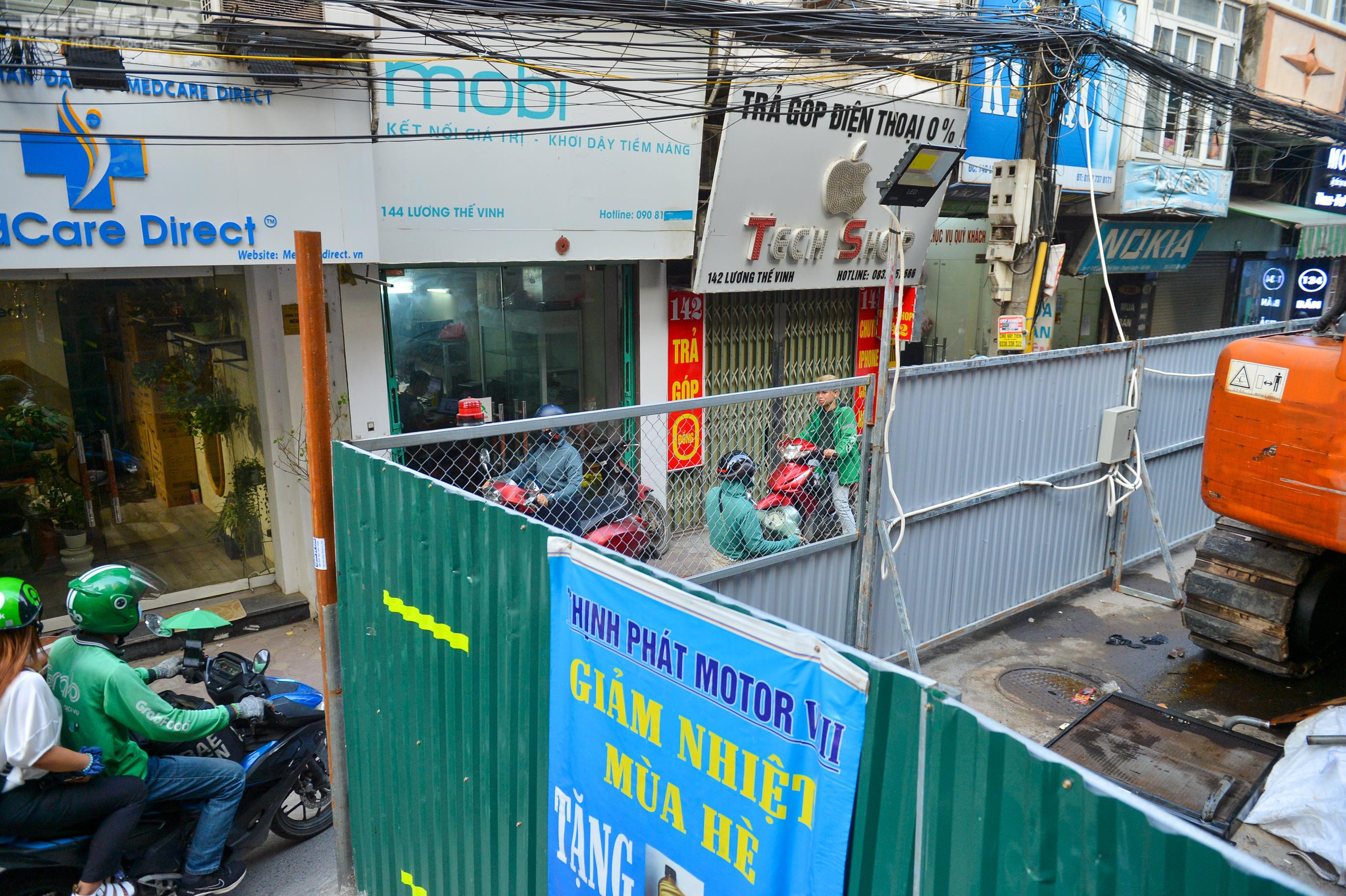 Ảnh: Rào tôn chắn gần hết lòng đường ở Hà Nội, dân khổ sở luồn lách đi qua - 10