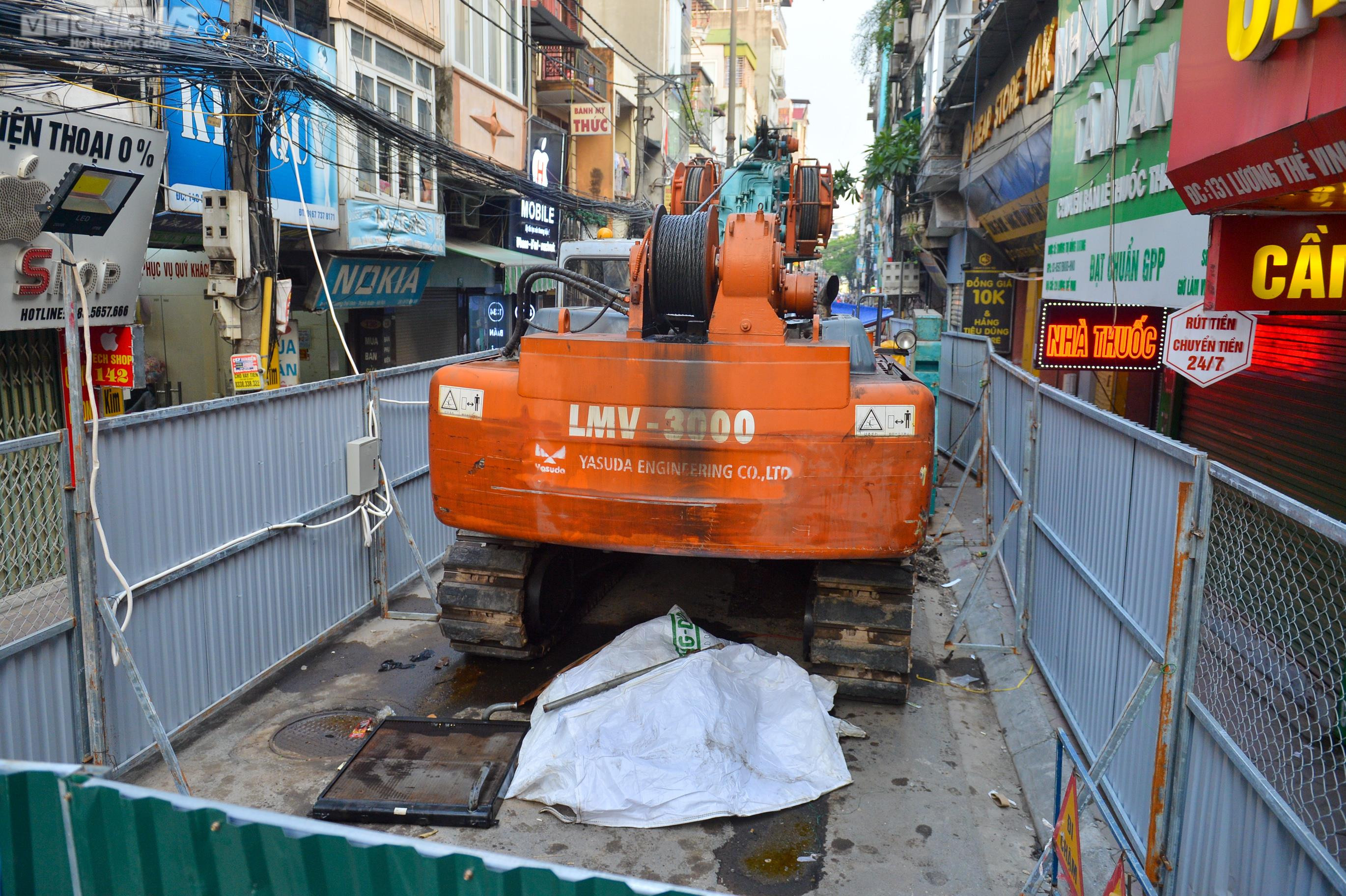 Ảnh: Rào tôn chắn gần hết lòng đường ở Hà Nội, dân khổ sở luồn lách đi qua - 11