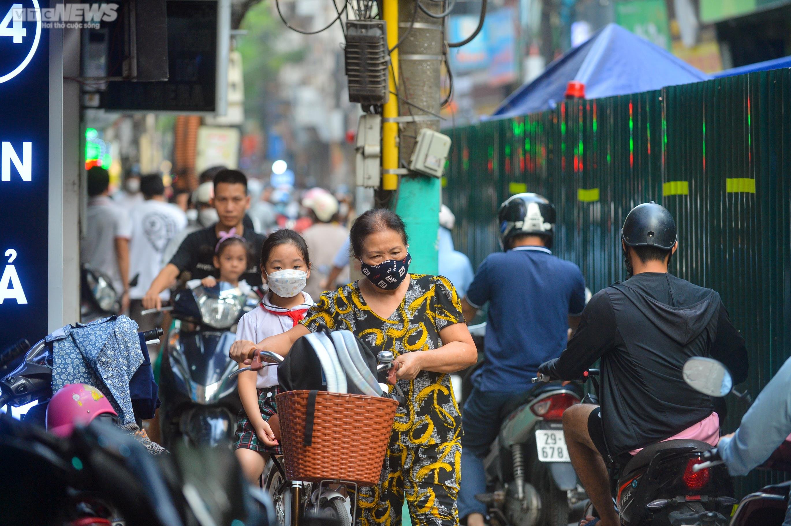 Ảnh: Rào tôn chắn gần hết lòng đường ở Hà Nội, dân khổ sở luồn lách đi qua - 5