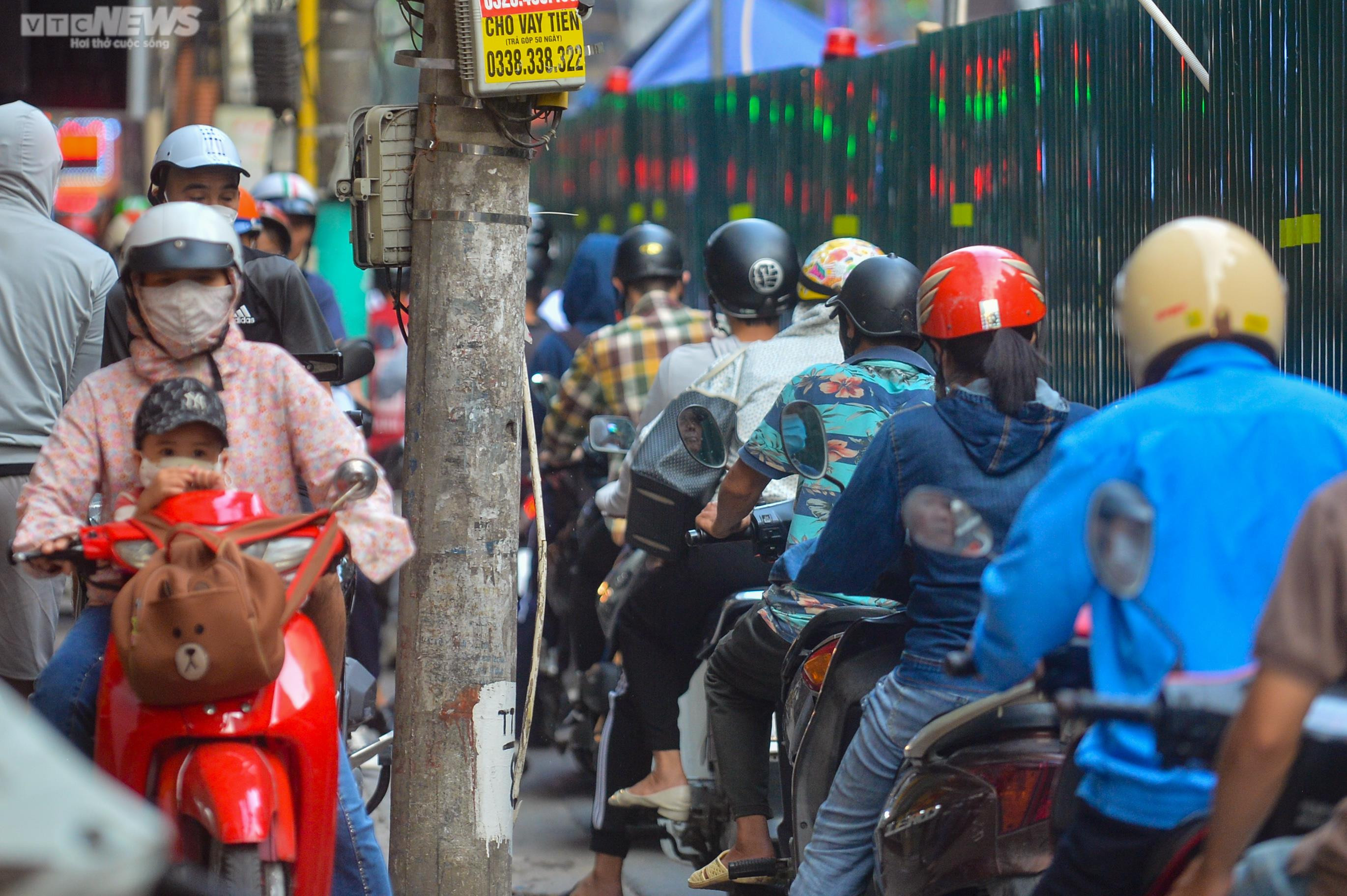 Ảnh: Rào tôn chắn gần hết lòng đường ở Hà Nội, dân khổ sở luồn lách đi qua - 2