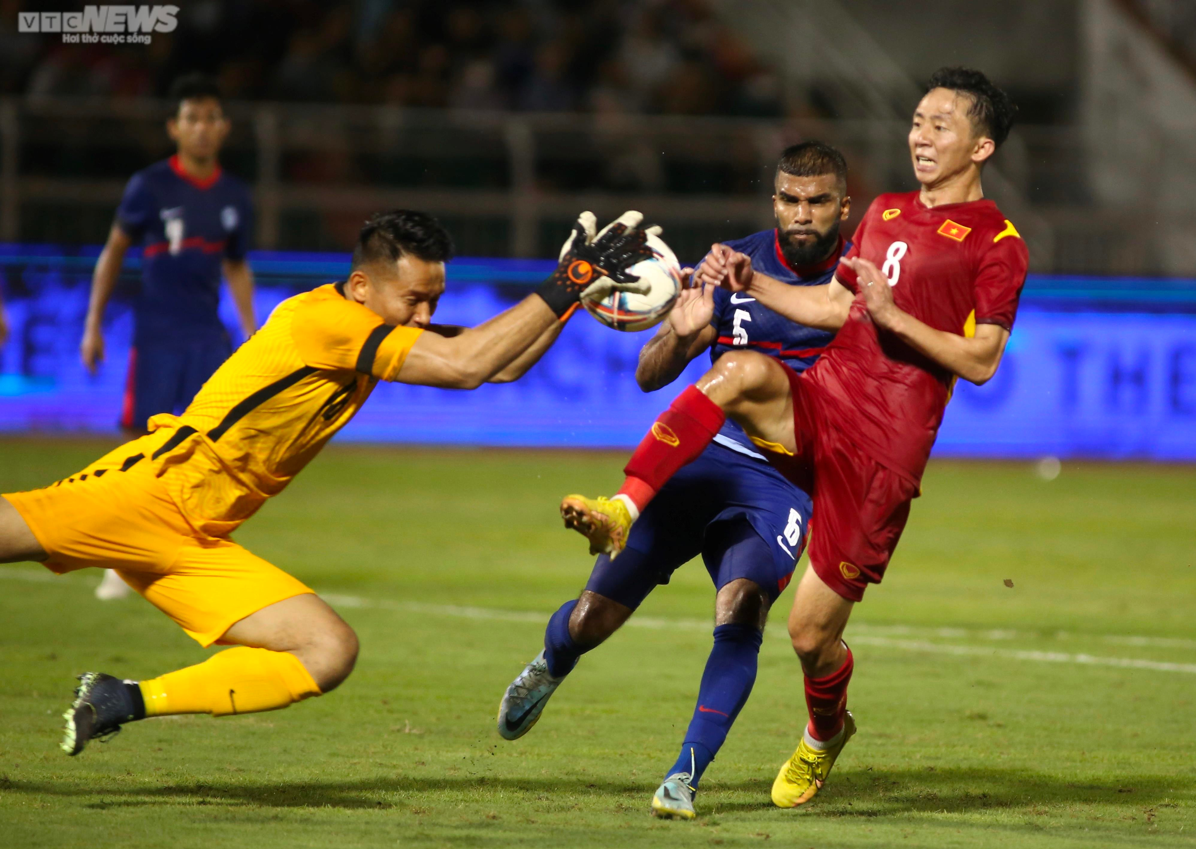 Văn Quyết tả xung hữu đột, ghi bàn đánh dấu ngày trở lại ngoạn mục - 11