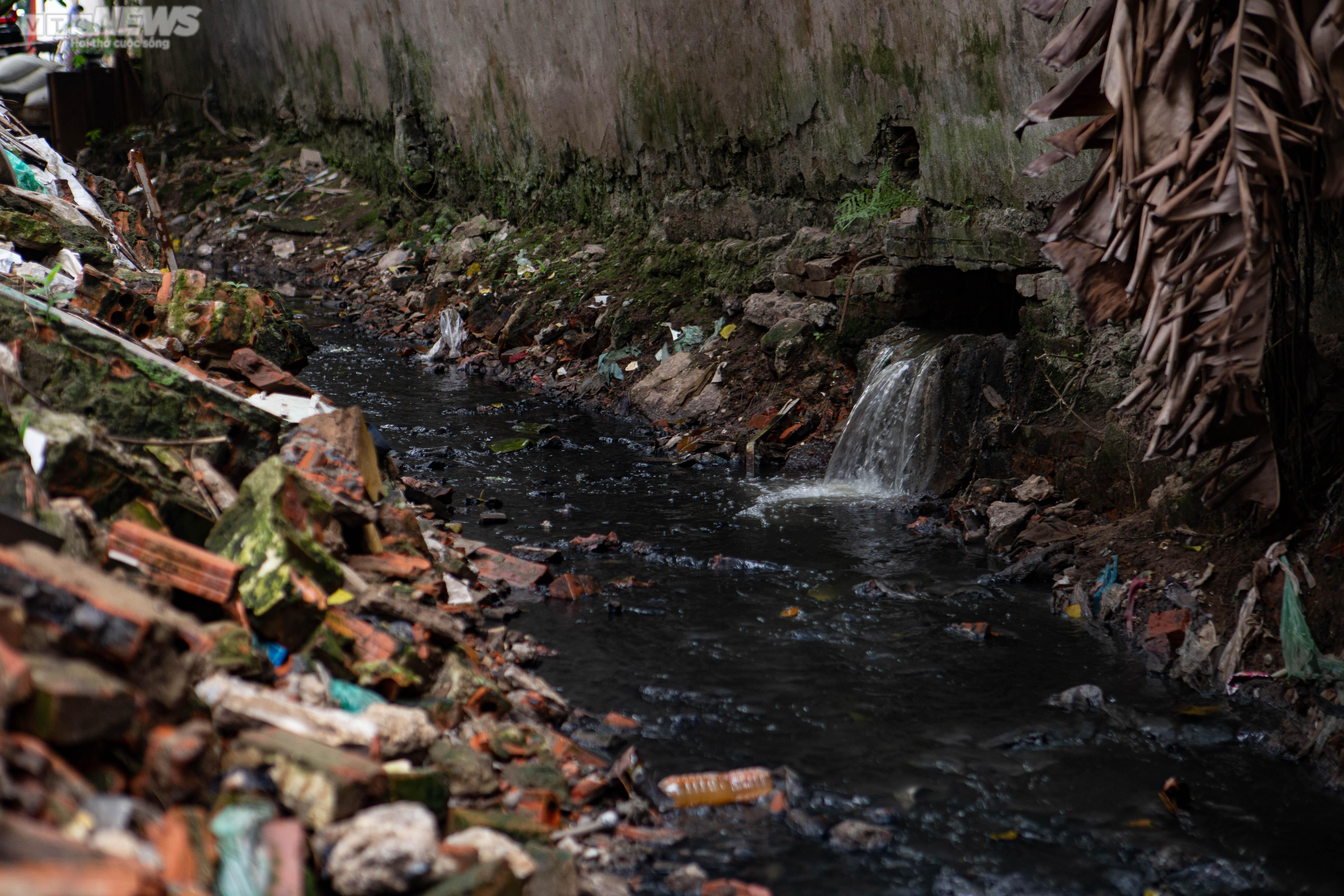 Ảnh: Người dân khốn khổ, hơn chục năm sống cạnh con mương ô nhiễm ở Hà Nội - 9