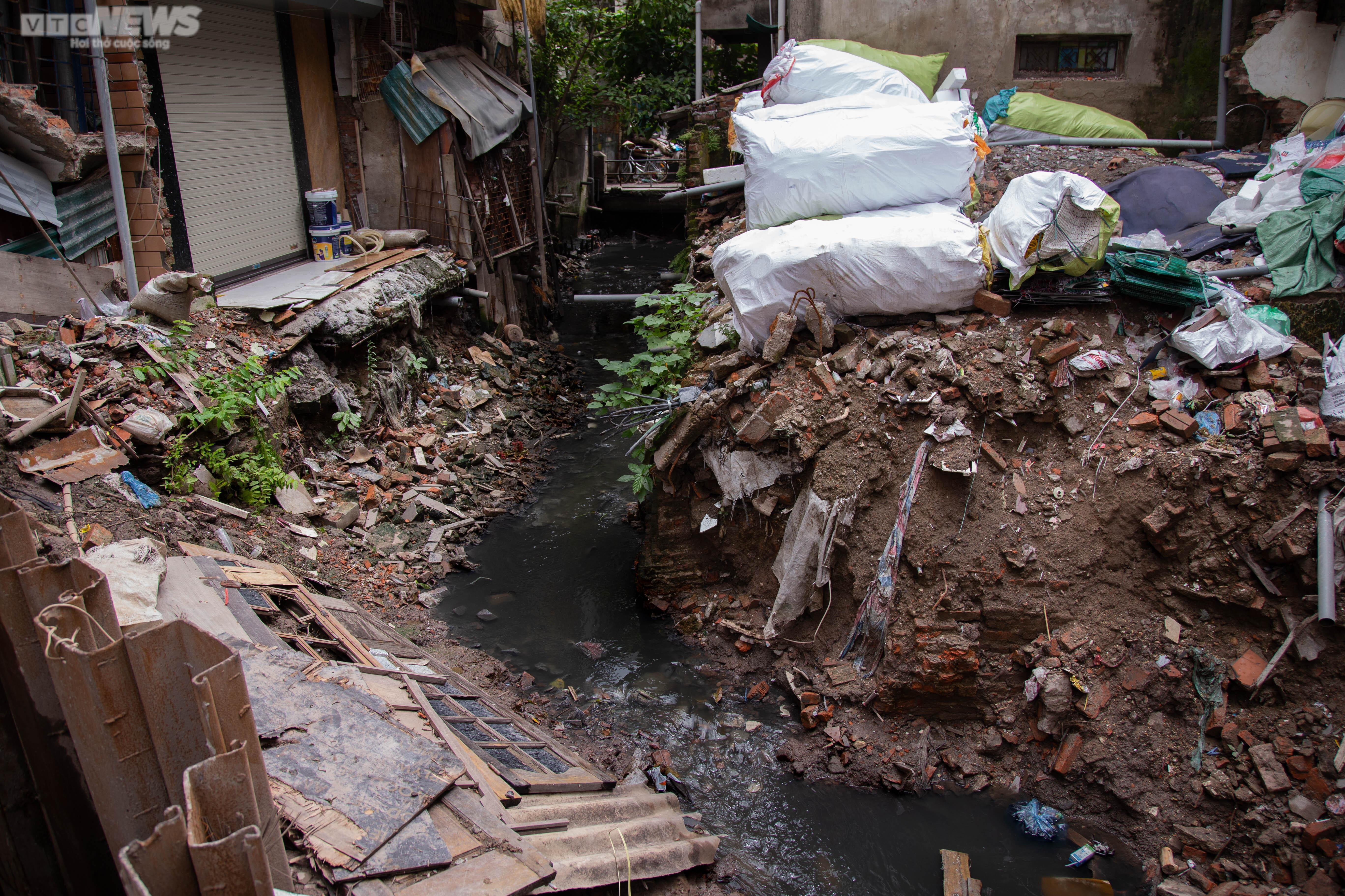 Ảnh: Người dân khốn khổ, hơn chục năm sống cạnh con mương ô nhiễm ở Hà Nội - 12