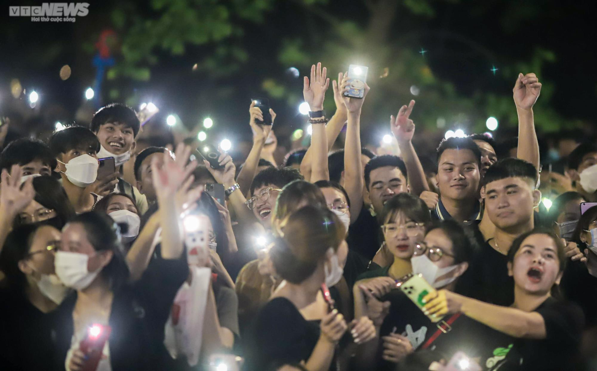 Nghìn người kéo đến góc phố đi bộ ở Hà Nội nghe Tuấn Hưng hát trên ban công - 10