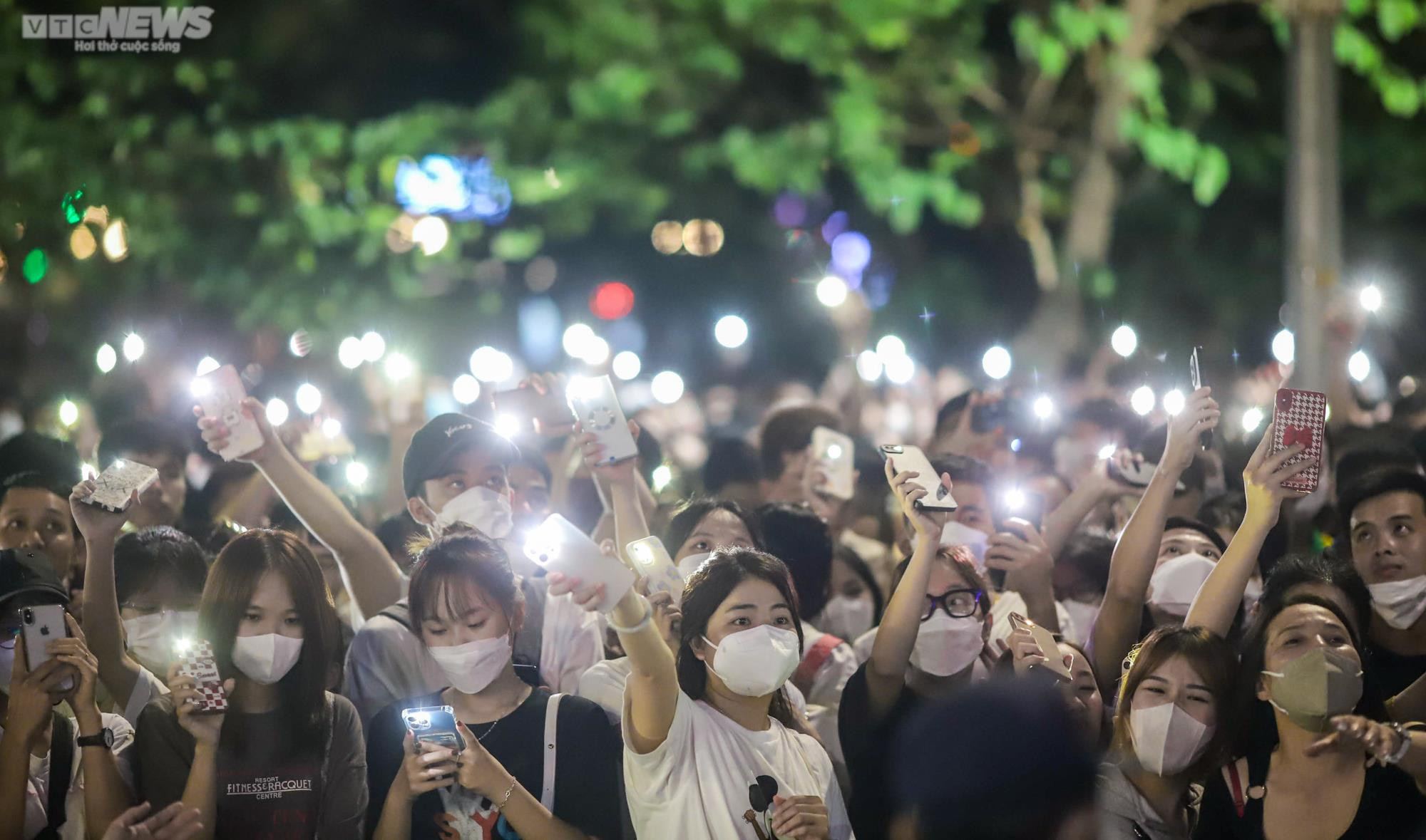 Nghìn người kéo đến góc phố đi bộ ở Hà Nội nghe Tuấn Hưng hát trên ban công - 9