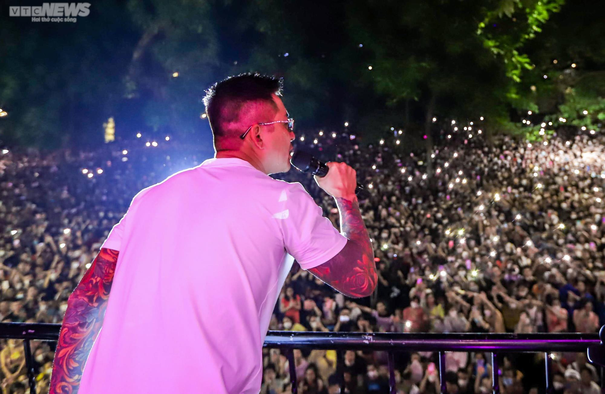 Nghìn người kéo đến góc phố đi bộ ở Hà Nội nghe Tuấn Hưng hát trên ban công - 3